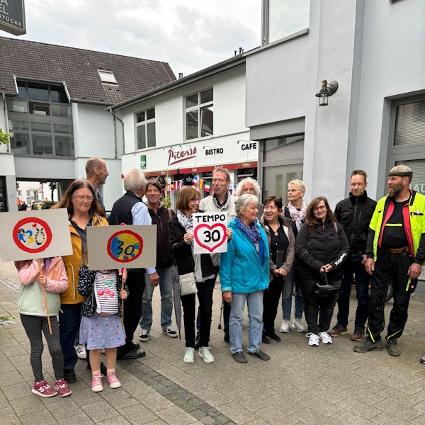 Das Foto zeigt Bürger aus Rösrath, die für Tempo 30 auf den Hauptstraßen in Rösrath demonstrieren