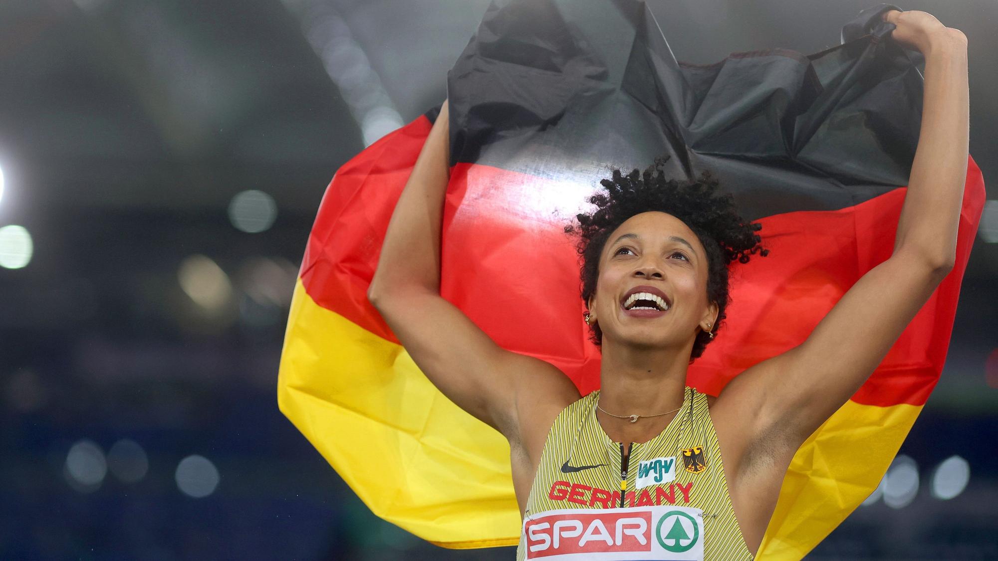 Malaika Mihambo aus Deutschland jubelt nach ihrem Sieg.