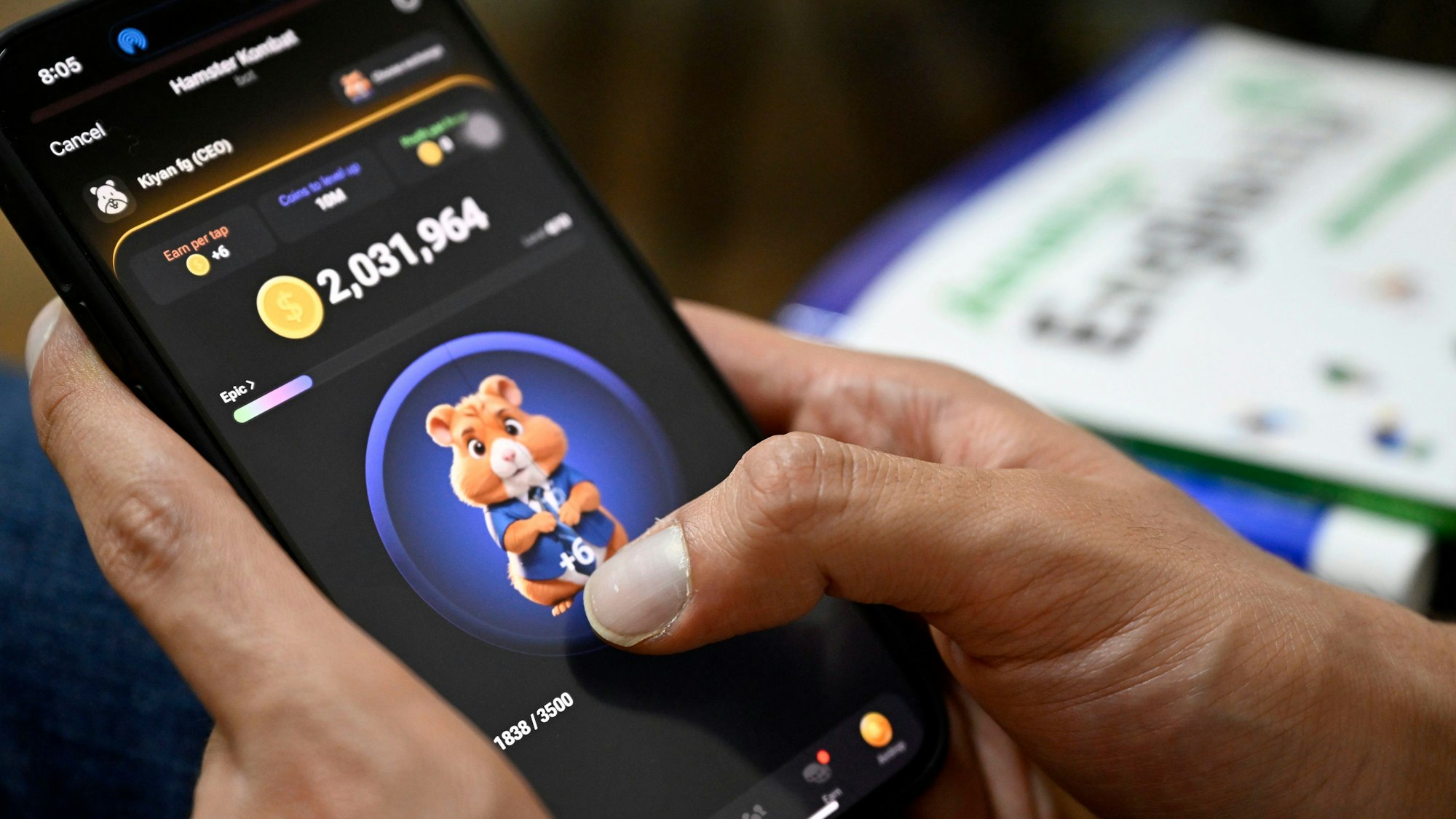 Ein Iraner spielt Hamster Kombat auf einem Handy.