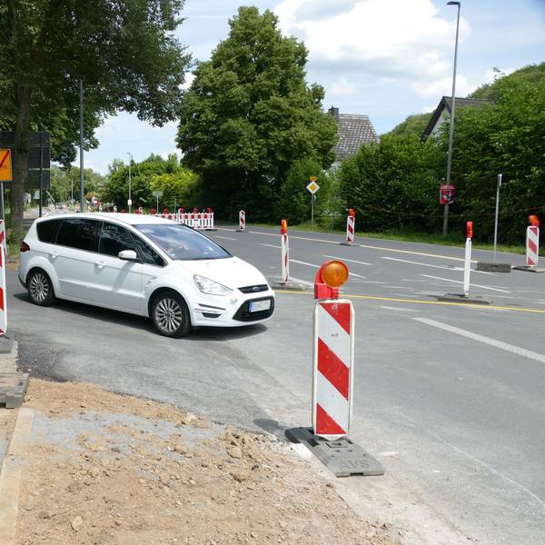 Ein Fahrzeug hinter Absperrbaken.