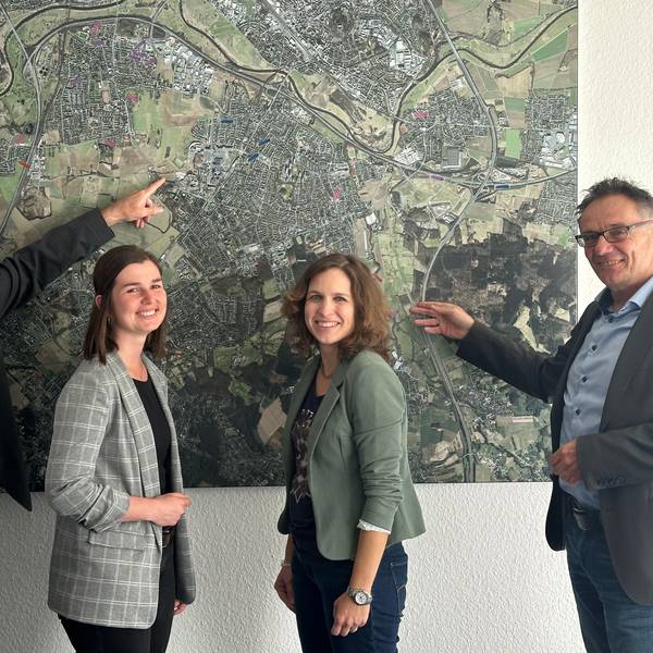 50 Jahre Wirtschaftsfördergesellschaft Sankt Augustin, von links: Geschäftsführer Edgar Bastian, Meike Karrenbauer, Anja Zimmermannund Geschäftsführer Rainer Gleß vor einem Luftbild des