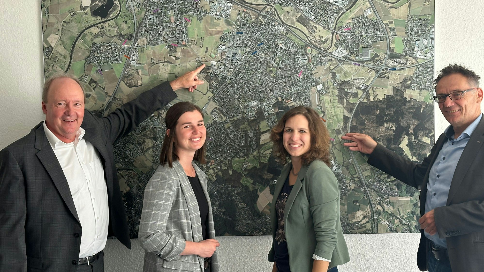 Die Stadt stets im Blick, 50 Jahre bestand die Wirtschaftsfördergesellschaft Sankt Augustin 2024, von links: Geschäftsführer Edgar Bastian, Meike Karrenbauer, Anja Zimmermann und Geschäftsführer Rainer Gleß.