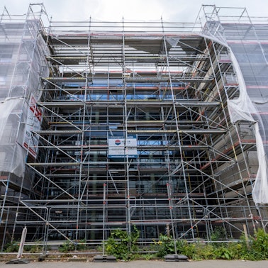 12.06.2024, Nordrhein-Westfalen, Siegburg: Neben dem Siegburger Amtsgericht entsteht derzeit das neue Prozessgebäude für die Cum-Ex-Verhandlungen am Bonner Landgericht. (zu dpa: «Erst ein Prozent der Cum-Ex-Beschuldigten angeklagt») Foto: Thomas Banneyer/dpa +++ dpa-Bildfunk +++