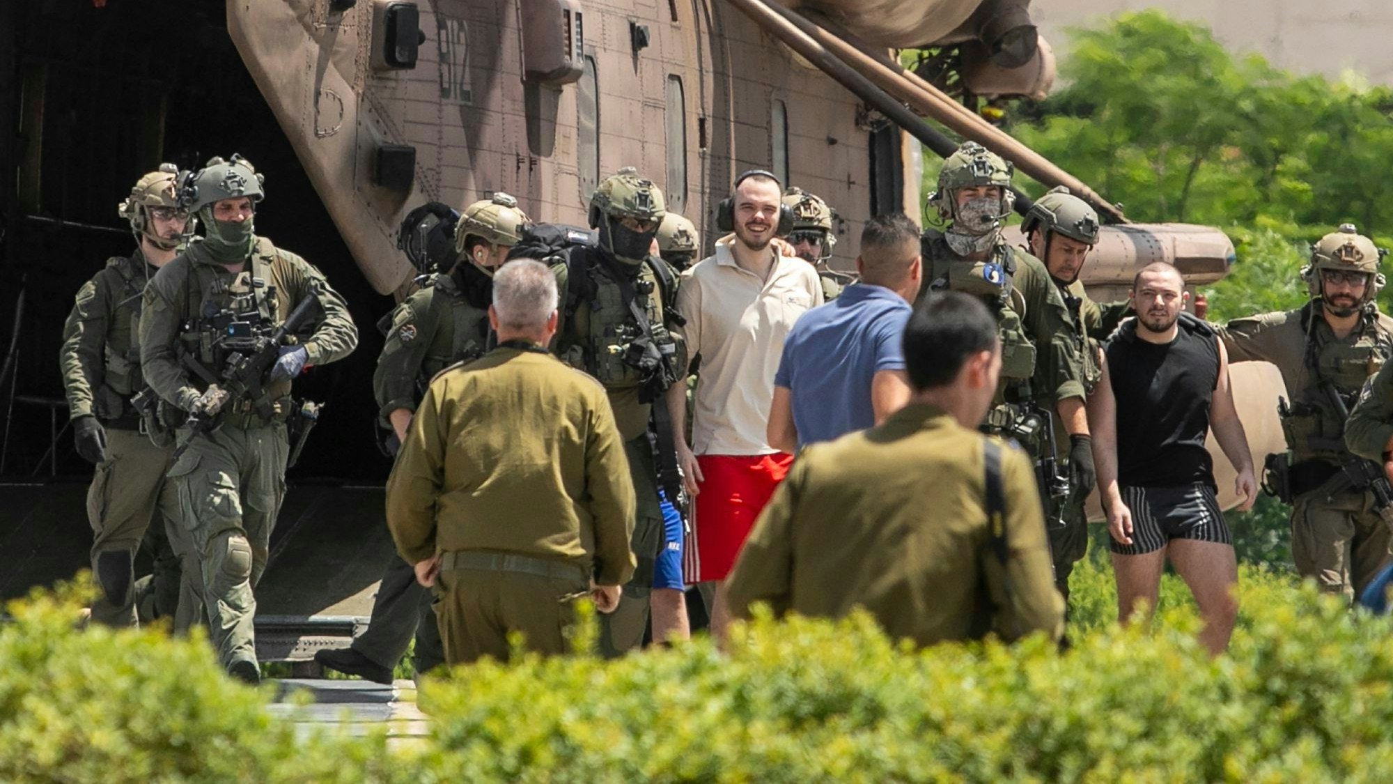 Die israelischen Geiseln Andrey Kozlov (weißes T-Shirt) und Almog Meir Jan (schwarzes Shirt) bei ihrer Ankunft in Israel nach ihrer Befreiung aus dem Gazastreifen.