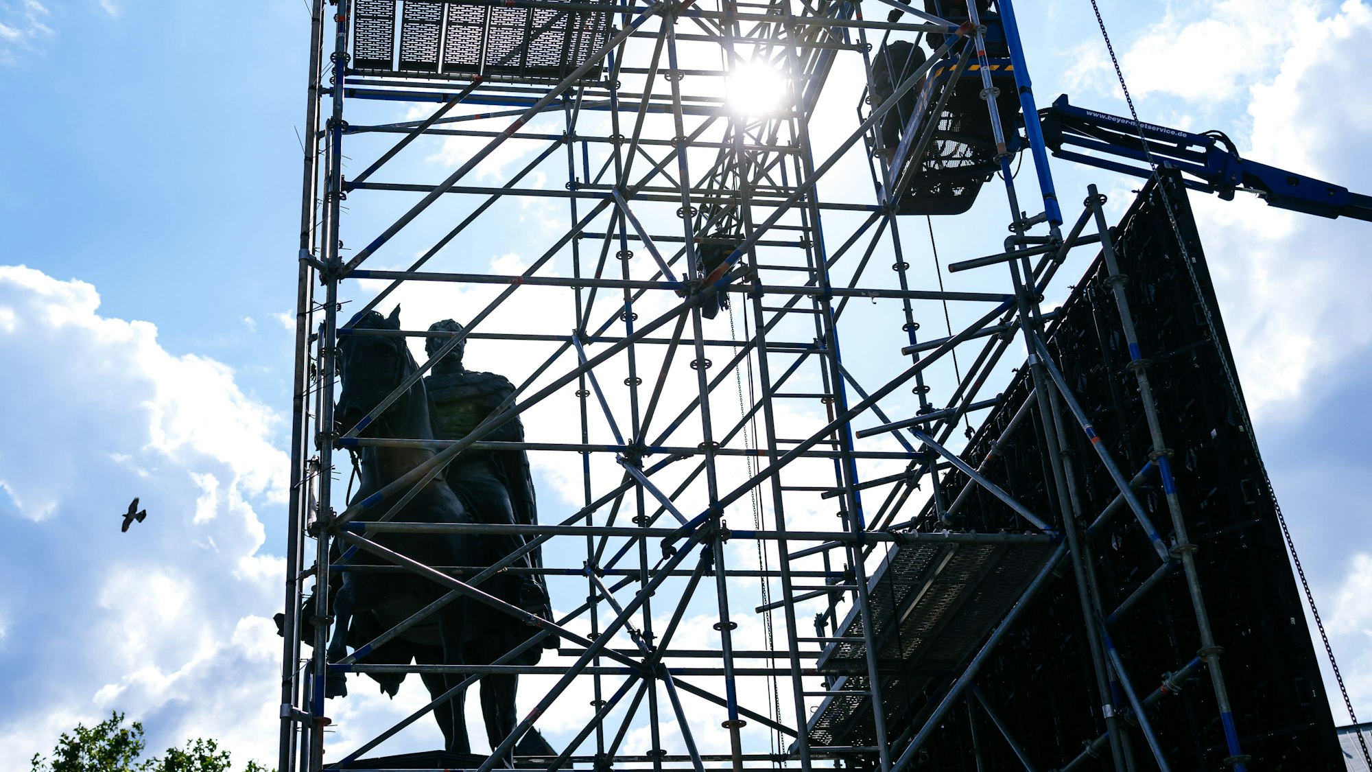 Turmhoch ragen die Gerüste für die Übertragungstechnik in den Himmel.