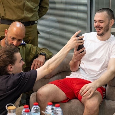 Die israelische Geisel Andrey Kozlov nach seiner Befreiung aus dem Gazastreifen im Sheba Tel-HaShomer Medical Centre. Nach Angaben seiner Familie war der 27-Jährige Folter und grausamen Strafen ausgesetzt.