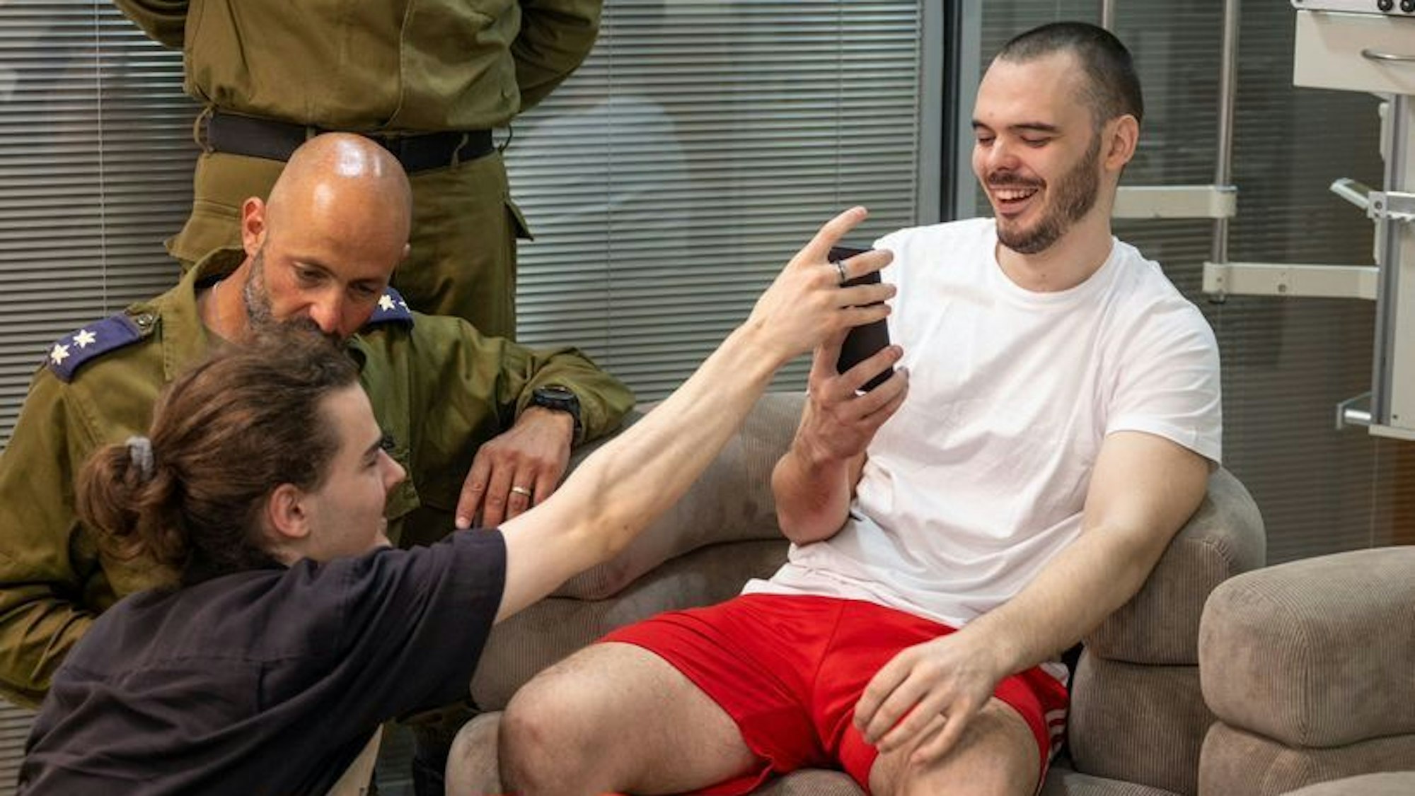 Die israelische Geisel Andrey Kozlov nach seiner Befreiung aus dem Gazastreifen im Sheba Tel-HaShomer Medical Centre. Nach Angaben seiner Familie war der 27-Jährige Folter und grausamen Strafen ausgesetzt.