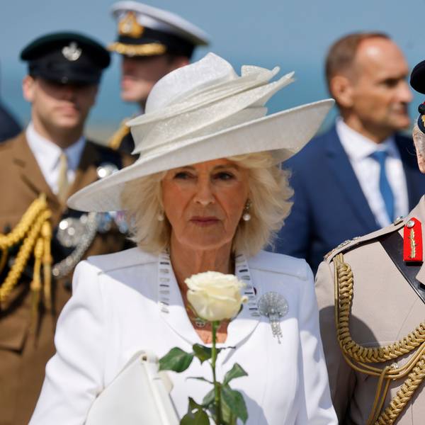 Der britische König Charles III. (r.) und Königin Camilla auf der Gedenkveranstaltung zum 80. Jahrestag der Landung der Alliierten in der Normandie.