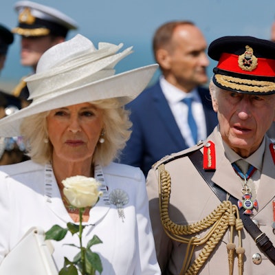 Der britische König Charles III. (r.) und Königin Camilla auf der Gedenkveranstaltung zum 80. Jahrestag der Landung der Alliierten in der Normandie.