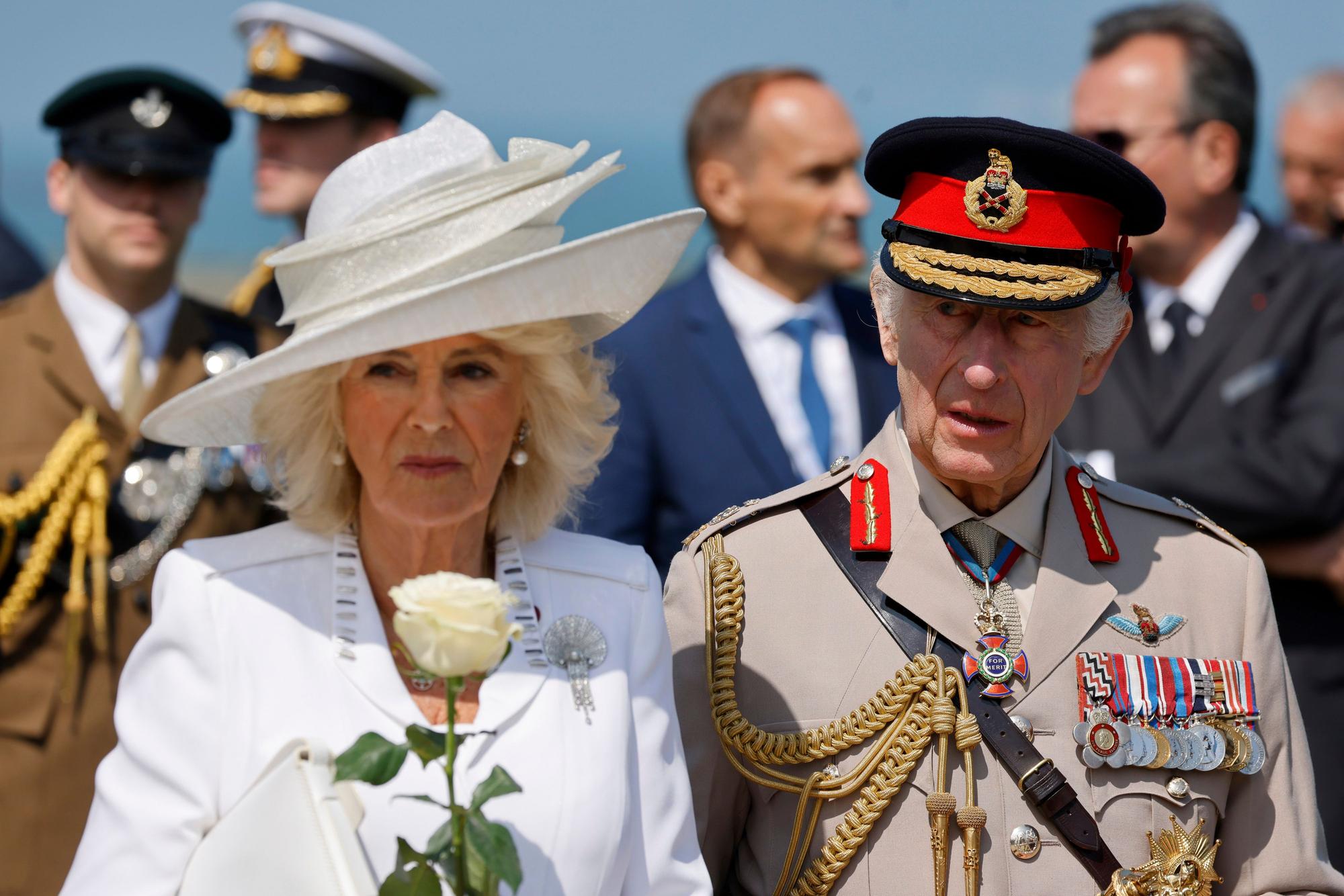 Der britische König Charles III. (r.) und Königin Camilla auf der Gedenkveranstaltung zum 80. Jahrestag der Landung der Alliierten in der Normandie.