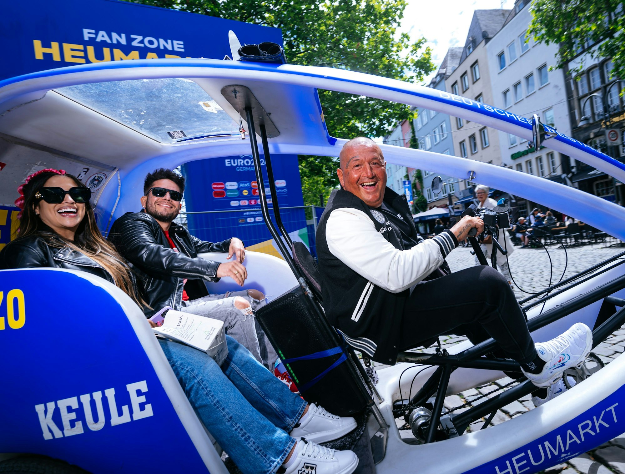 Shuttle-Service der besonderen Art: Die ersten Gäste kommen in Köln an.