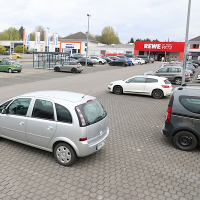 Der Parkplatz des Rewe-Marktes am Raabeweg in Waldbröl.