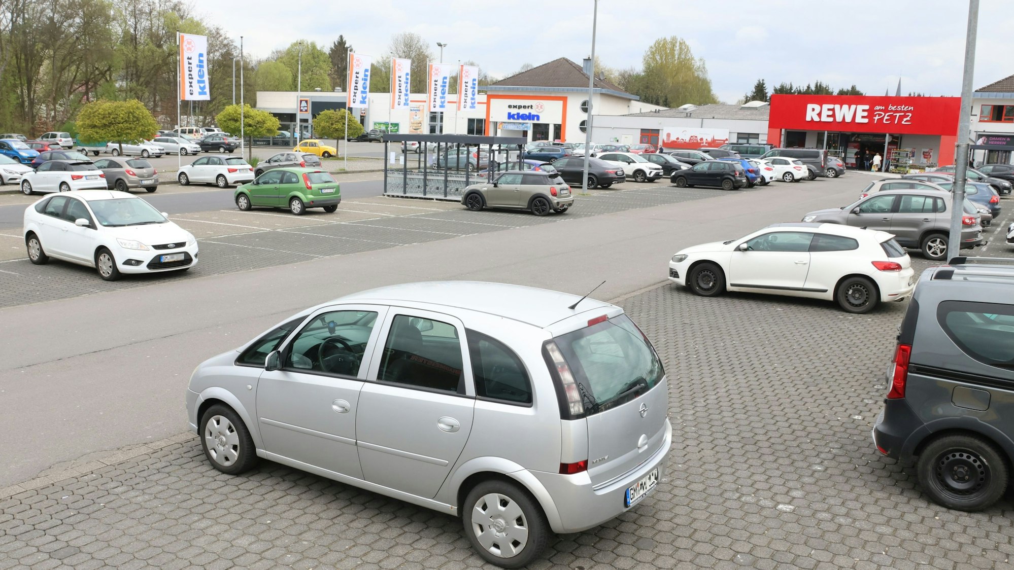Der Parkplatz des Rewe-Marktes am Raabeweg in Waldbröl.