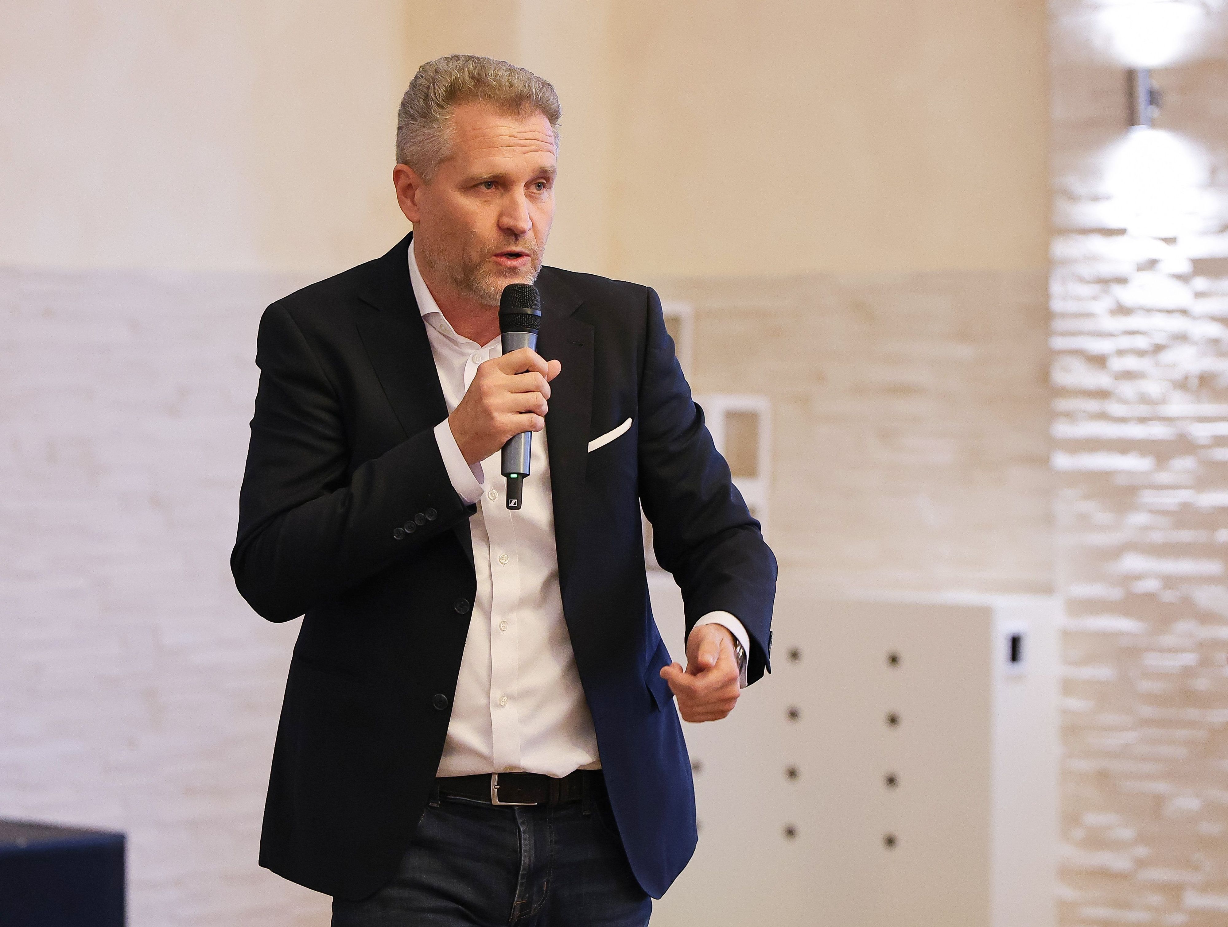 07.06.2024, Bayern, Nürnberg: Petr Bystron, AfD-Kandidat für die Europawahl, spricht bei einer als Bürgerdialog der AfD bezeichneten Veranstaltung. Foto: Daniel Löb/dpa +++ dpa-Bildfunk +++
