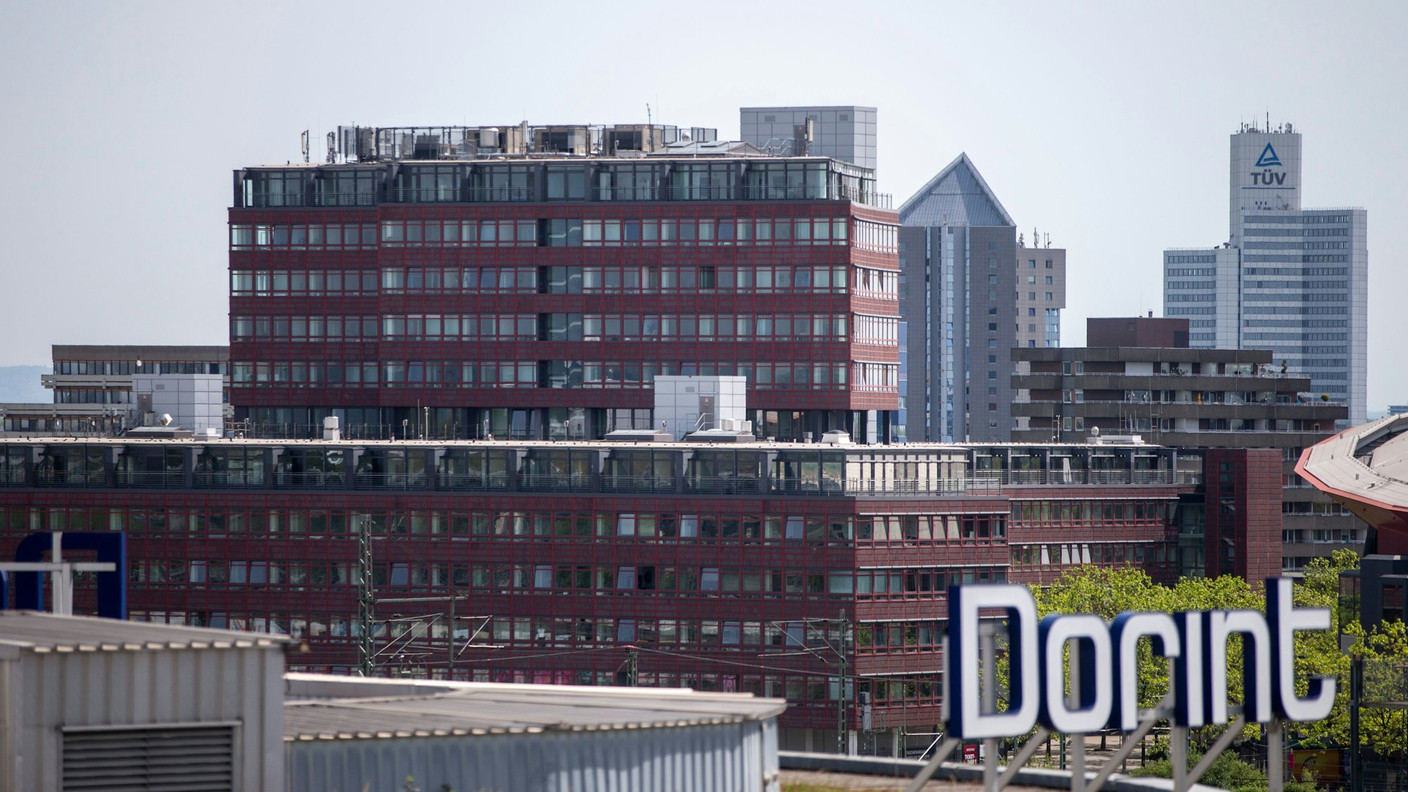 Das Stadthaus-Ost aus Richtung Norden: Rechts davon liegt die Arena, im Hintergrund ist der Tüv-Wolkenkratzer in Poll zu sehen.