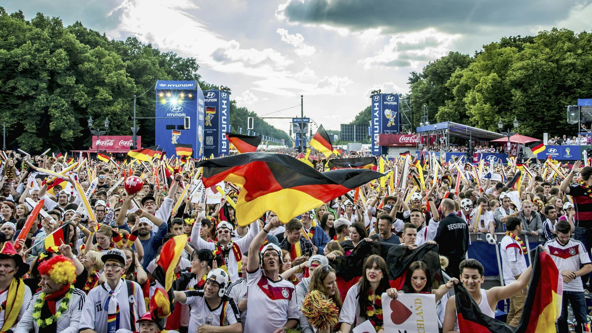 WM-Fanmeile auf der Straße des 17. Juni vor dem Brandenburger Tor beim Match Deutschland gegen USA (1:0) während der FIFA Fußball-Weltmeisterschaft 2014.
