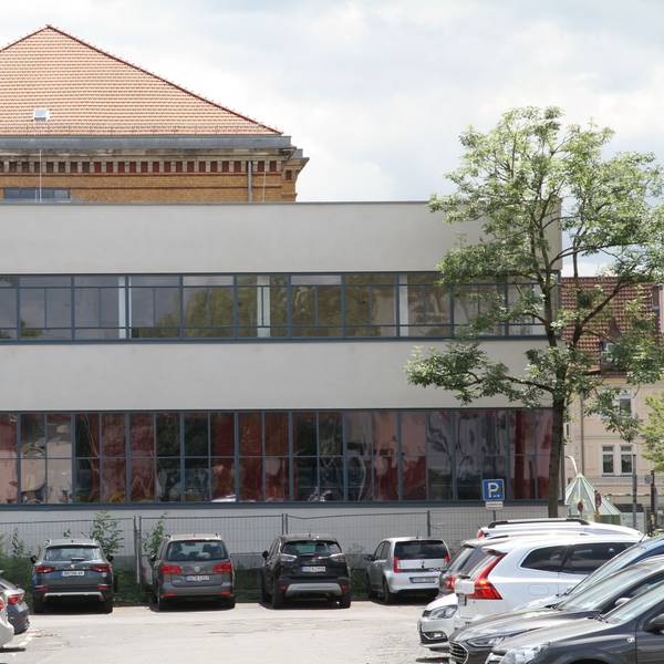 Studiobühne an der Humperdinckstraße in Siegburg, dahinter das VHS-Studienhaus