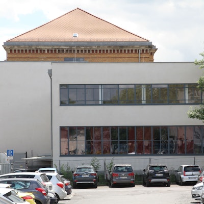 Studiobühne an der Humperdinckstraße in Siegburg, dahinter das VHS-Studienhaus