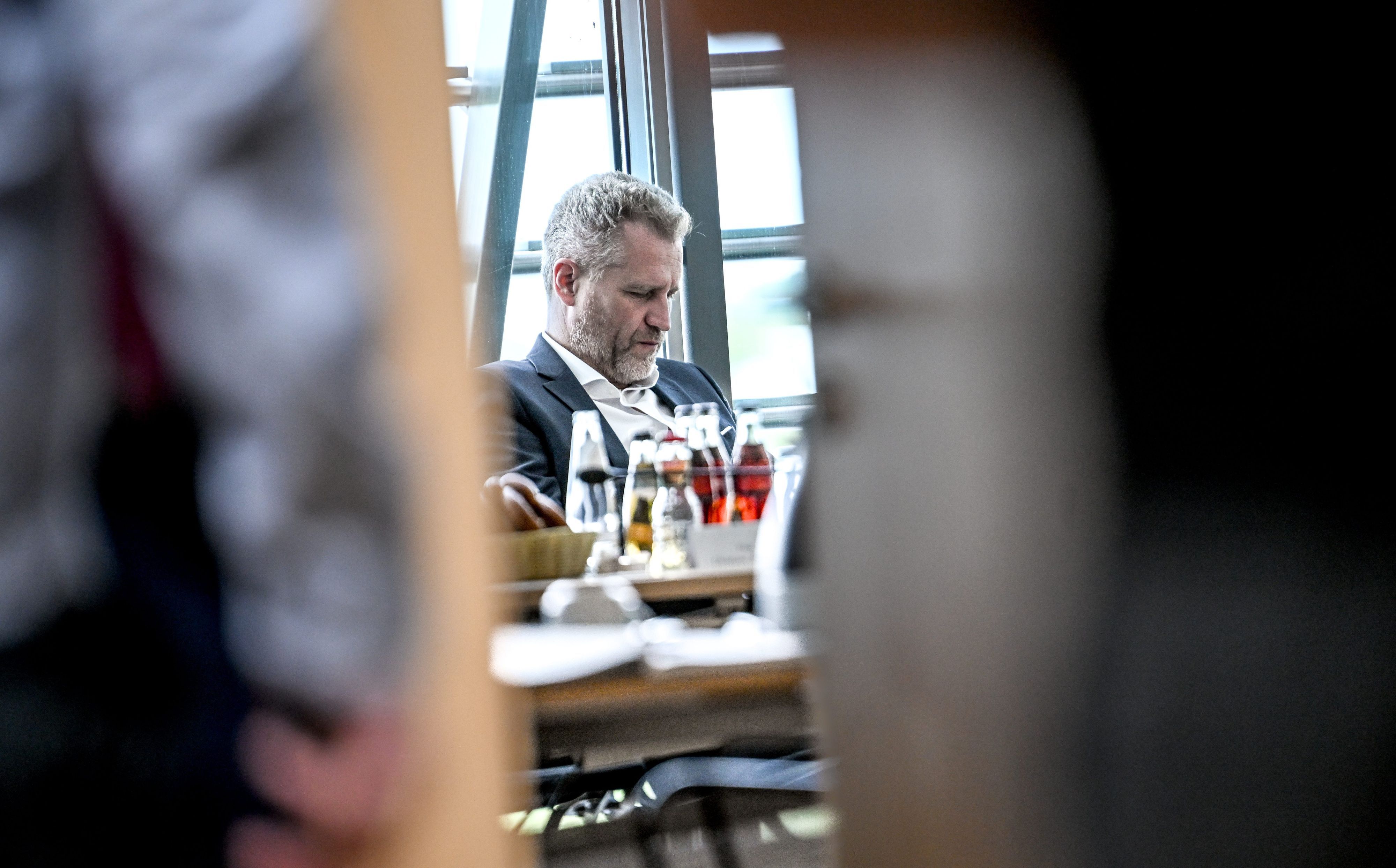 10.06.2024, Berlin: Petr Bystron (AfD), neugewählter EU-Abgeordneter, nimmt an den  Beratungen mit den neugewählten AfD Europa-Abgeordneten nach der Europawahl teil. Foto: Britta Pedersen/dpa +++ dpa-Bildfunk +++