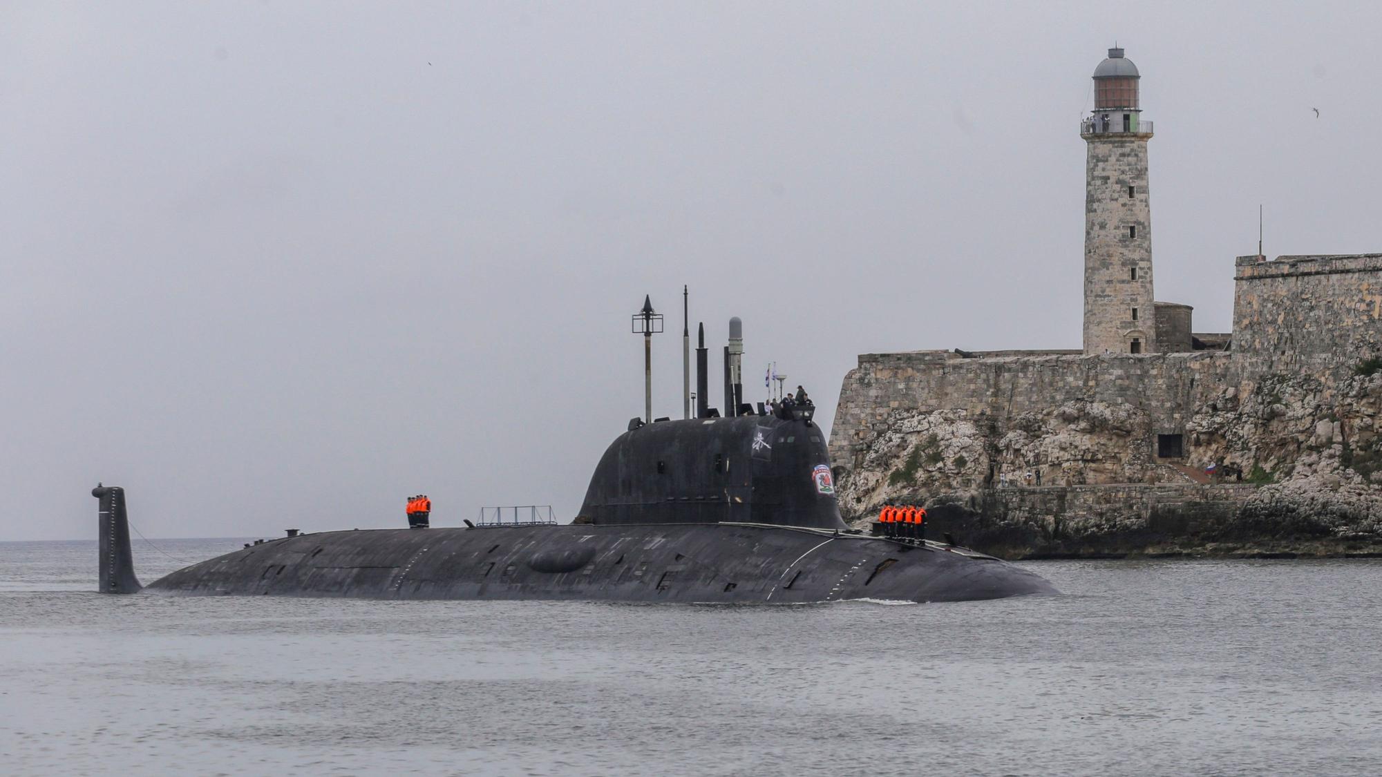Das russische Atom-U-Boot „Kasan“ läuft in den Hafen von Havanna ein. Eine Flotte russischer Kriegsschiffe erreichte am Mittwoch kubanische Gewässer.