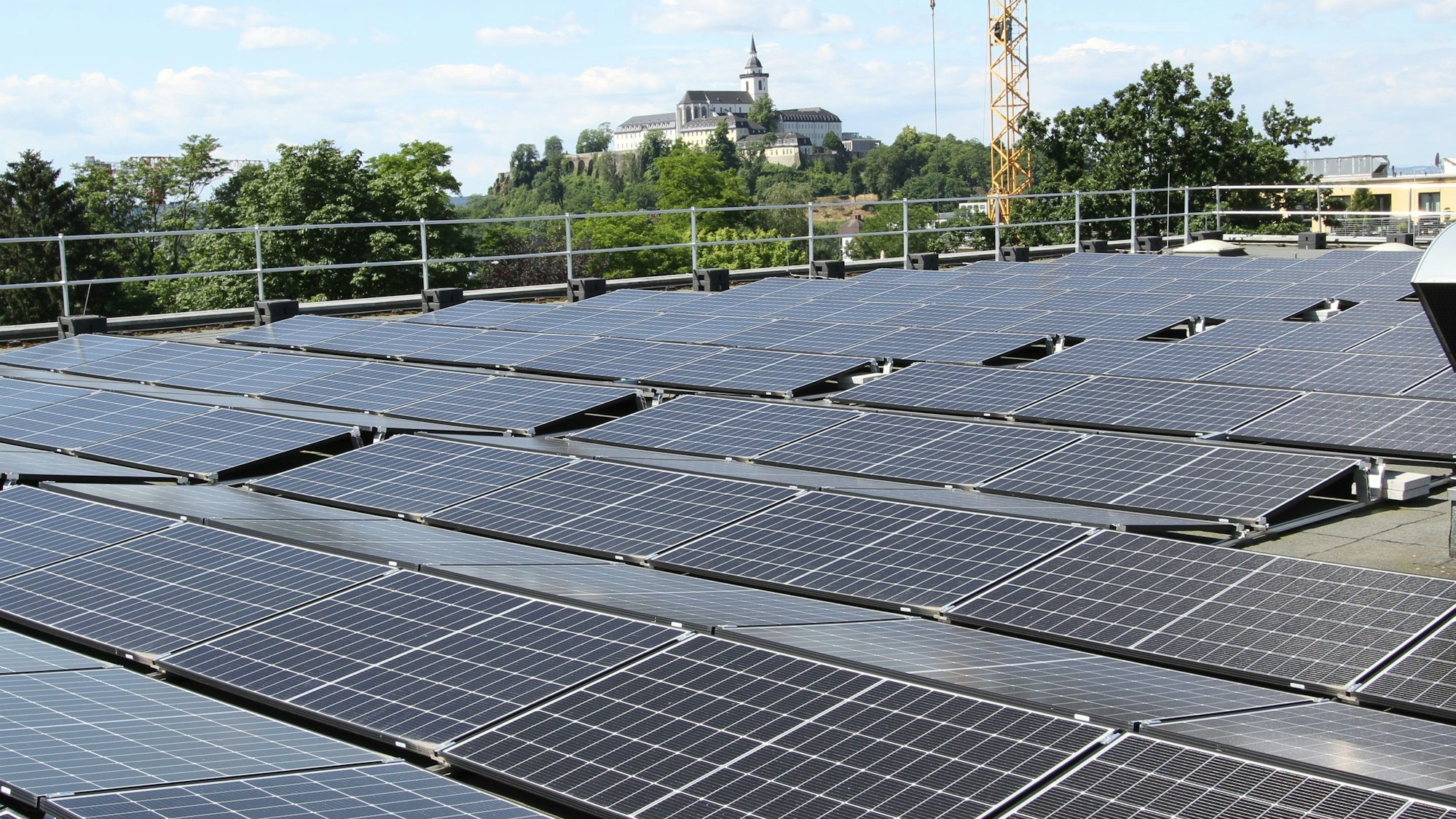 Photovoltaikanlage auf einem großen Flachdach