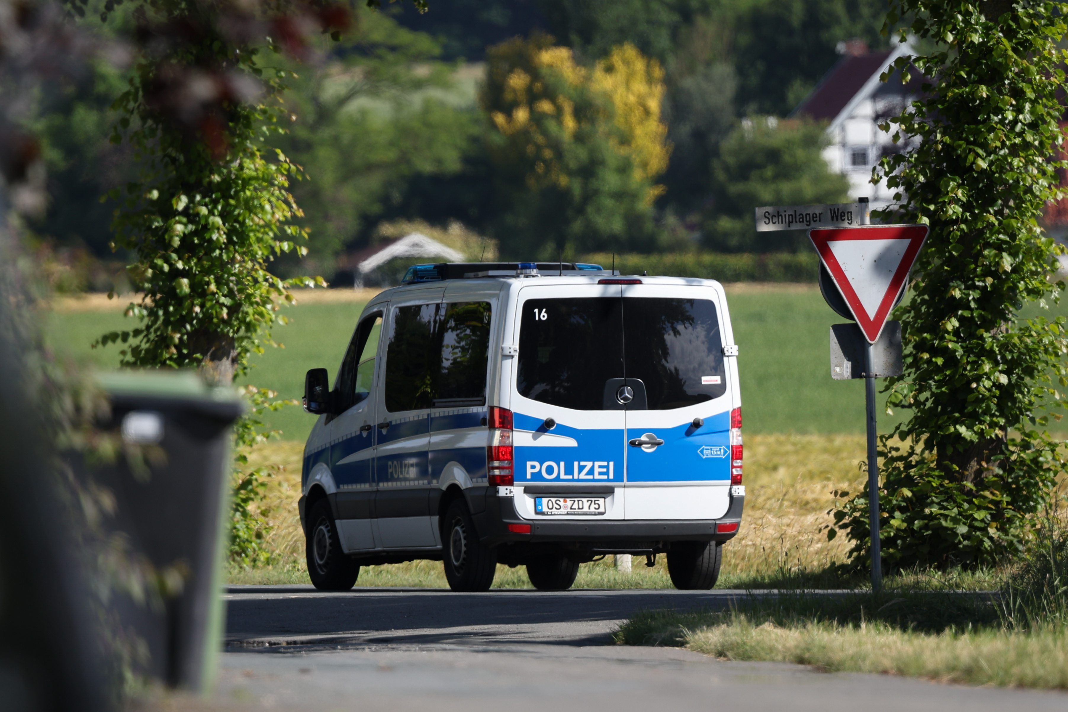 Ein Polizeifahrzeug steht auf einer Straße.