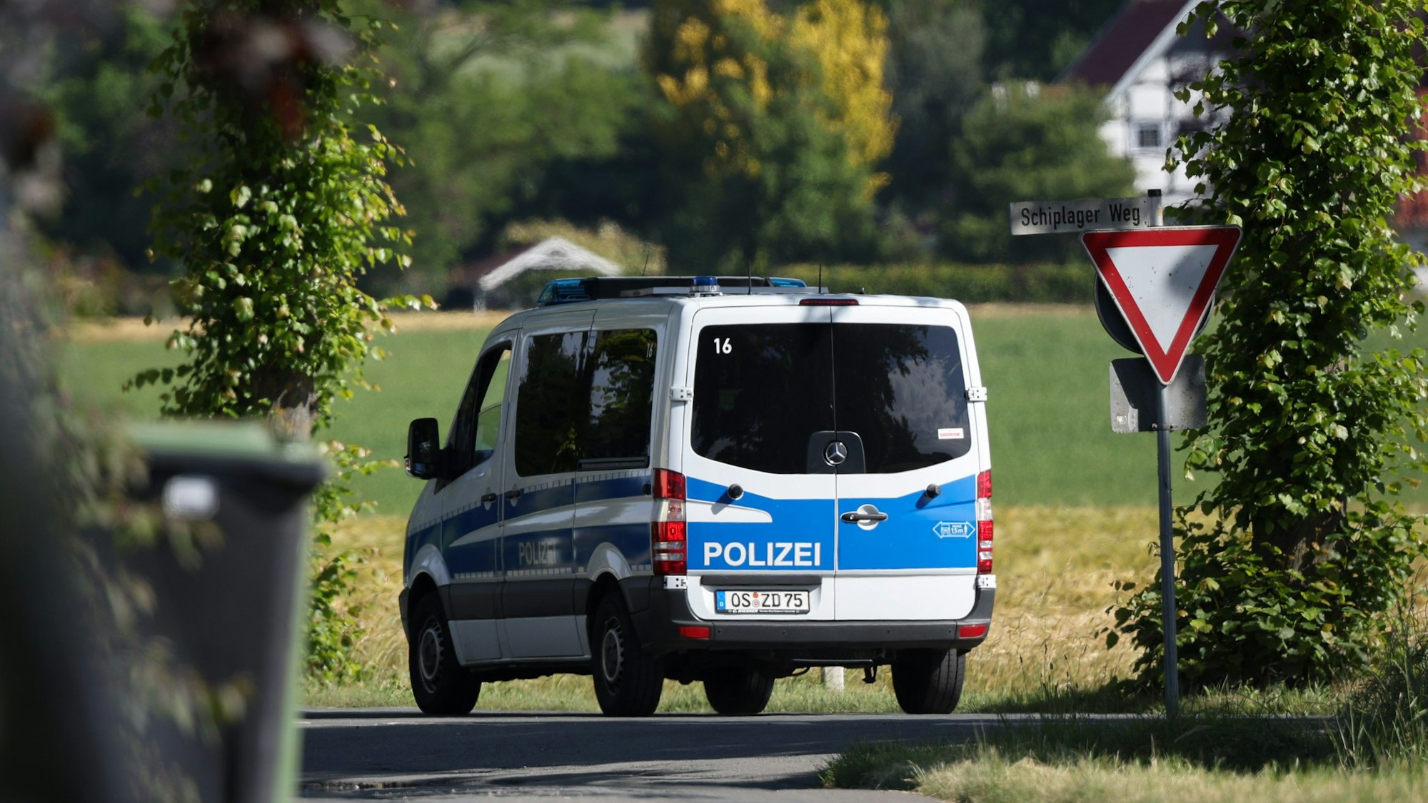 Ein Polizeifahrzeug steht auf einer Straße.