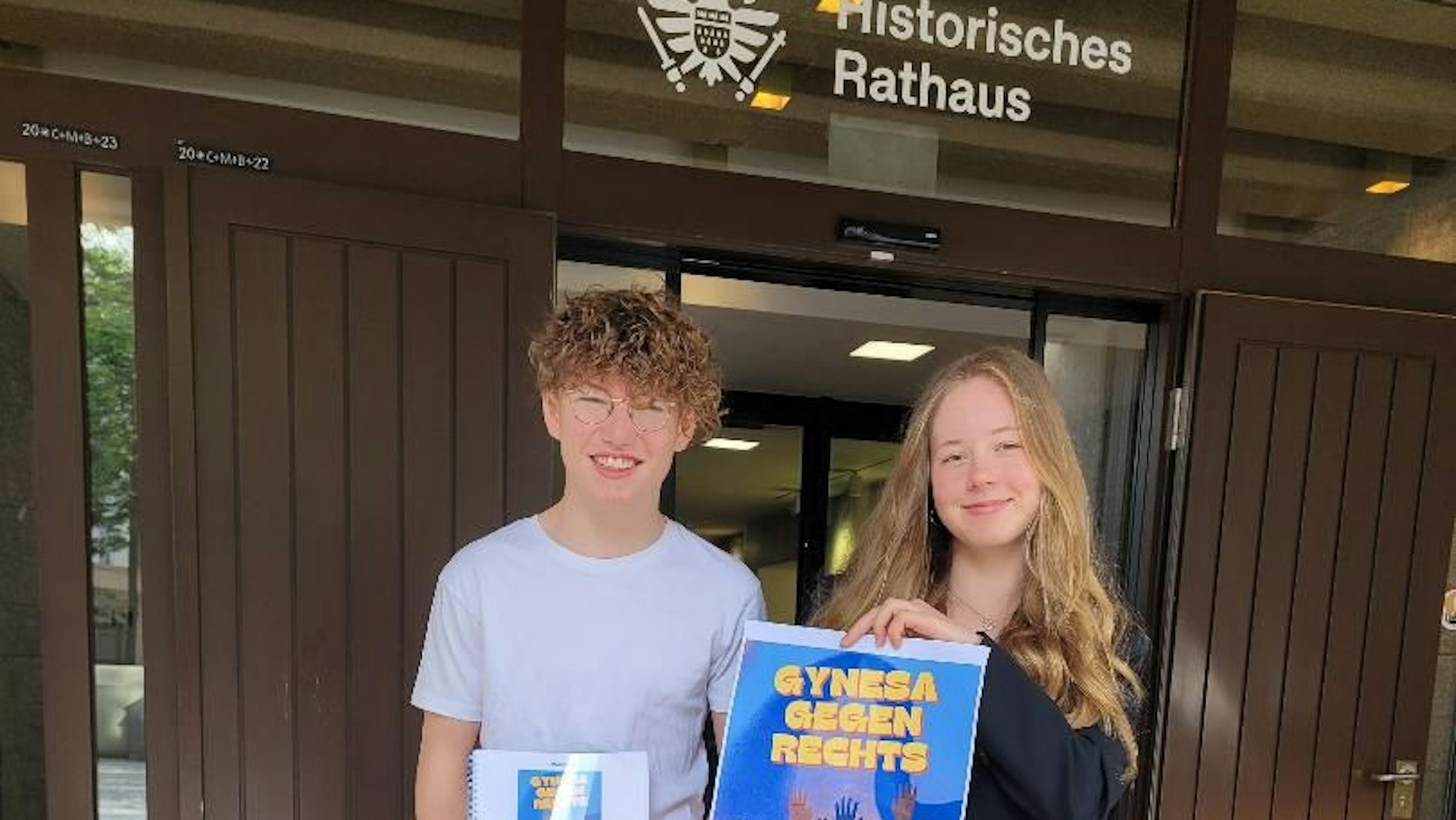 Max und Lilli vom Gymnasium Neue Sandkaul übergaben am 6. Juni mehr als 10.000 Unterschriften gegen den AFD-Kreisparteitag an ihrer Schule an Henriette Reker.