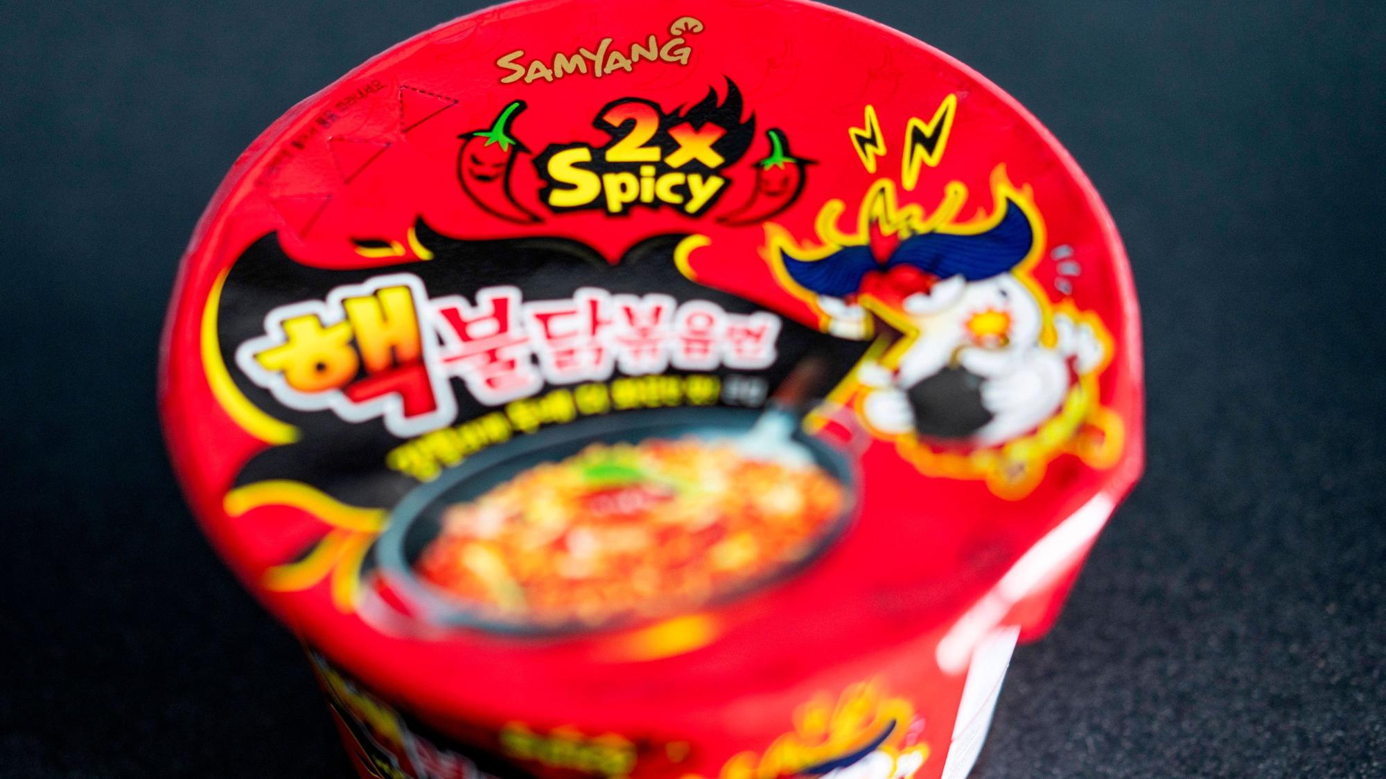 Eine Packung der extrascharfen Instantnudeln der südkoreanischen Firma Samyang.