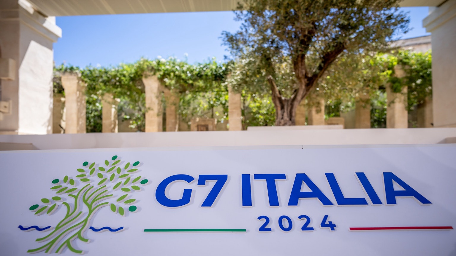Das Logo zum G7 Gipfel ist am Empfangsbereich am Borgo Egnazia angebracht. Die Staats- und Regierungschefs aus den sieben Industrienationen USA, Kanada, Großbritannien, Frankreich, Italien, Deutschland und Japan treffen sich zu ihrem jährlichen Gipfel am Gipfelort dem Luxushotel Borgo Egnazia in Apulien.