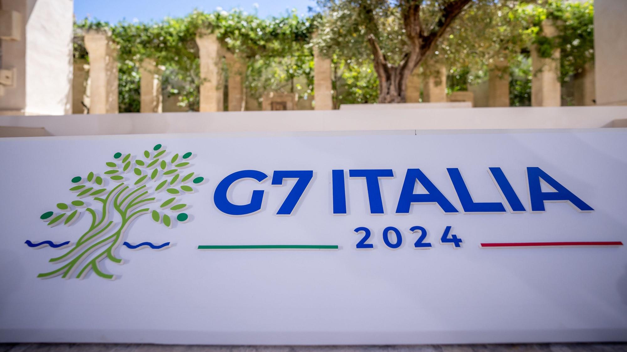 Das Logo zum G7 Gipfel ist am Empfangsbereich am Borgo Egnazia angebracht. Die Staats- und Regierungschefs aus den sieben Industrienationen USA, Kanada, Großbritannien, Frankreich, Italien, Deutschland und Japan treffen sich zu ihrem jährlichen Gipfel am Gipfelort dem Luxushotel Borgo Egnazia in Apulien.