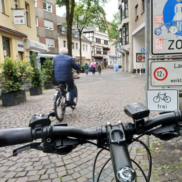 Hinweisschild an der Siegburger Fußgängerzone, Fahrräder frei