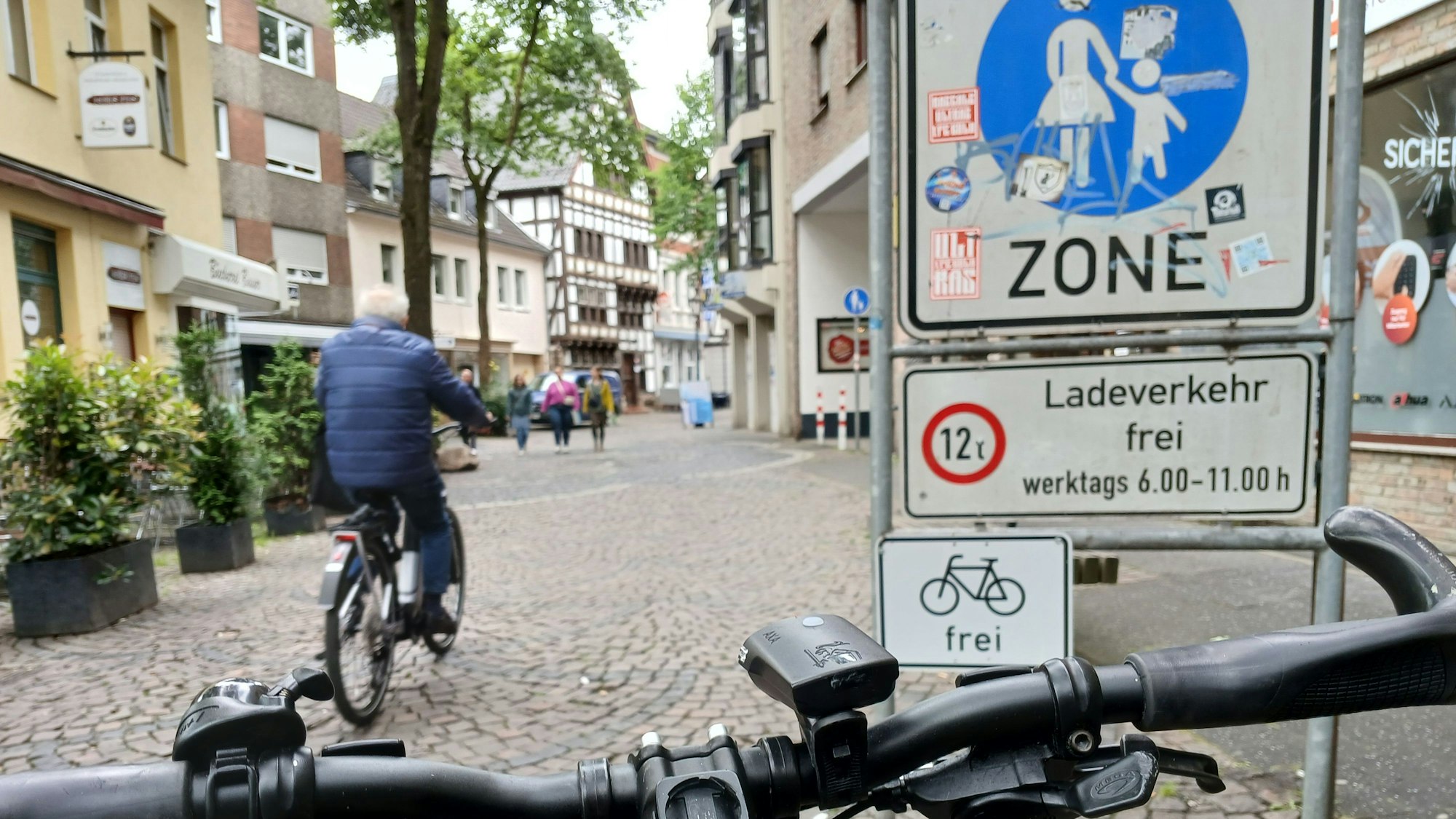 Hinweisschild an der Siegburger Fußgängerzone, Fahrräder frei