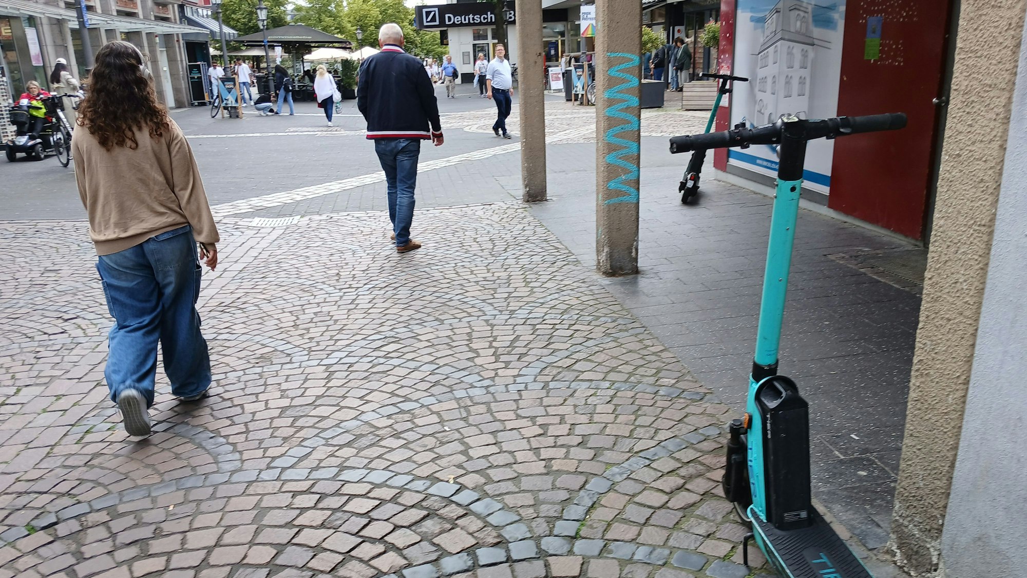 E-Roller in einer Fußgängerzone.