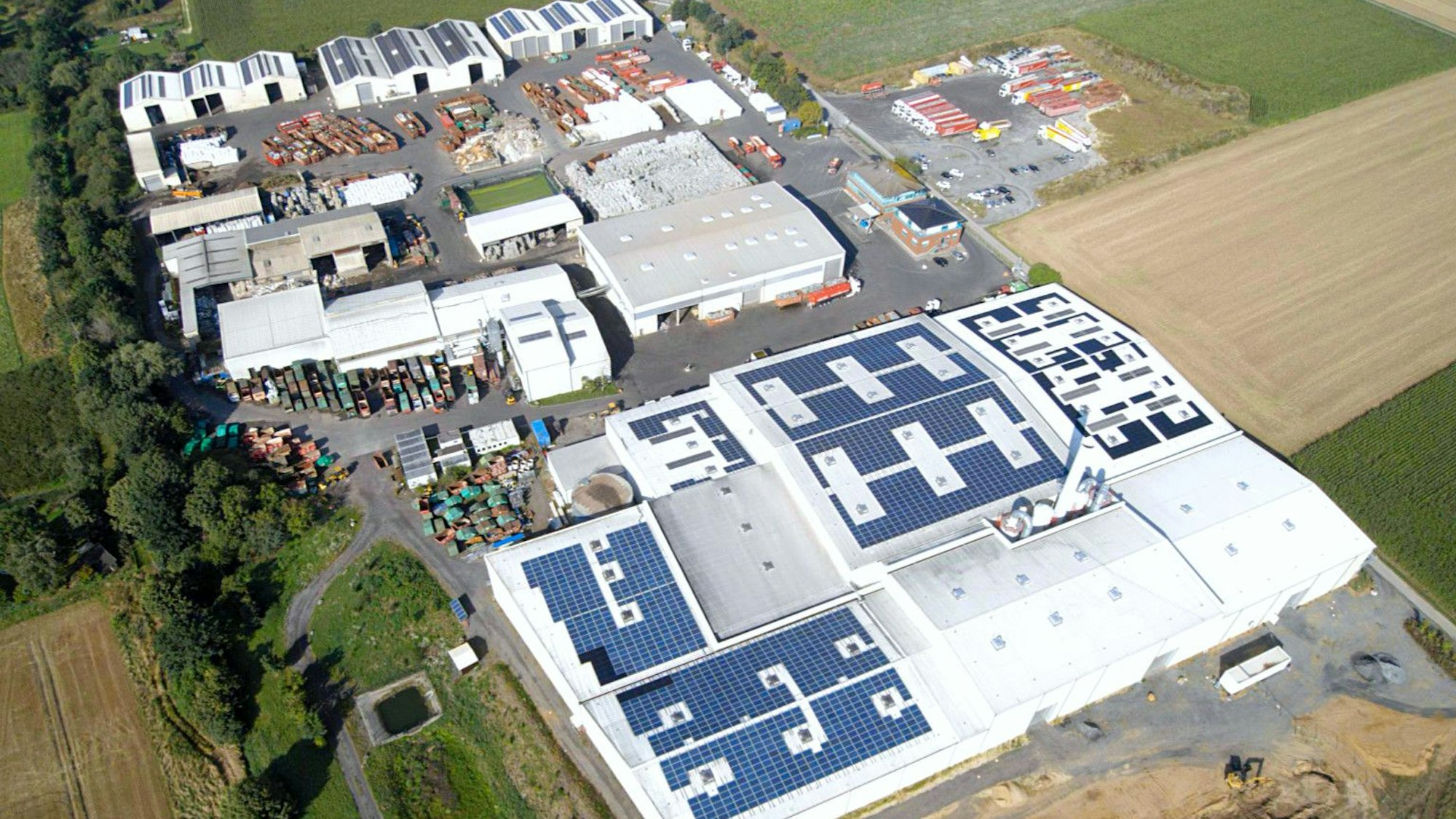 Das Firmenareal ist gut ausgenutzt.Hallen stehen dicht an dicht.