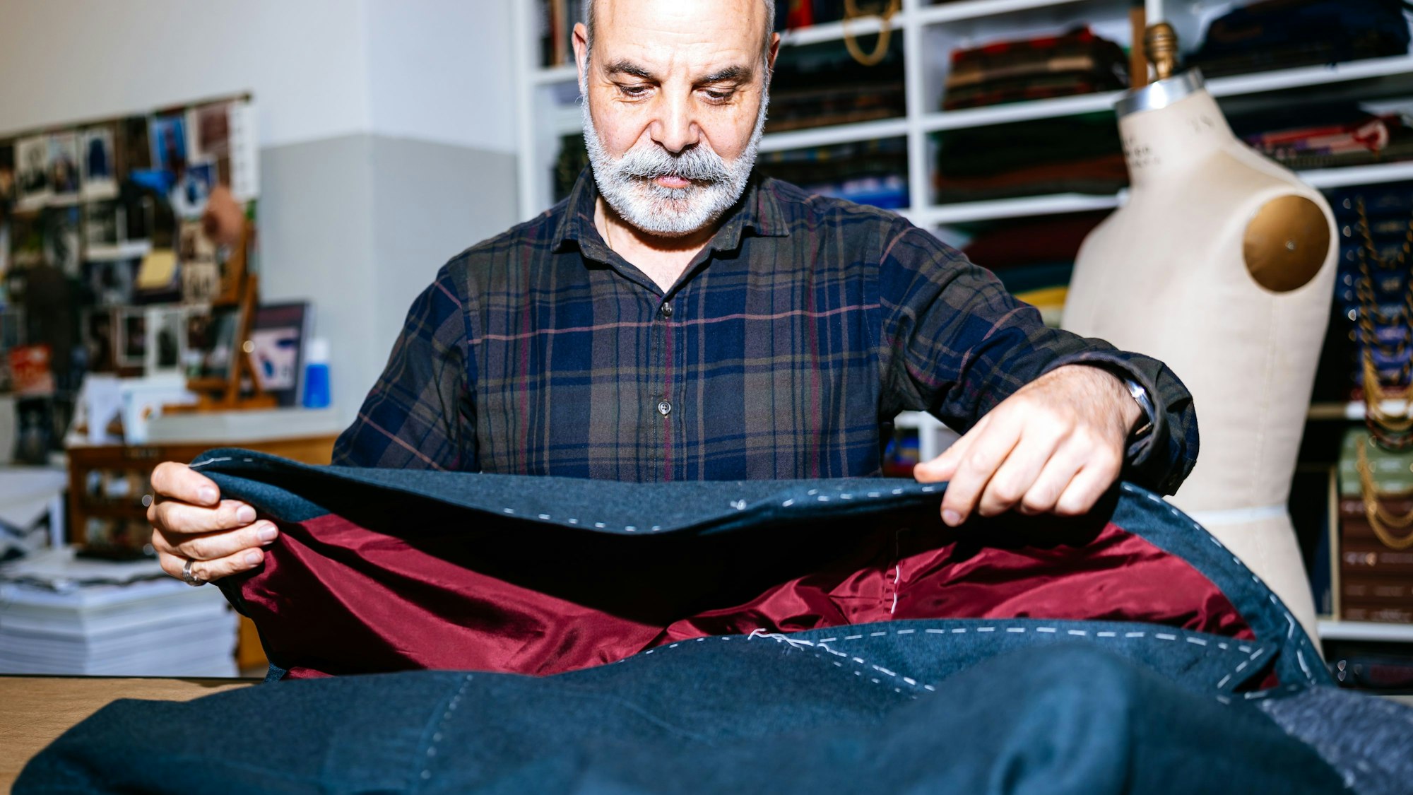 Gewalkt und eng verwoben schützt Tweet auch vor Regen und Kälte, weiß Maßschneider Carlo Jösch.