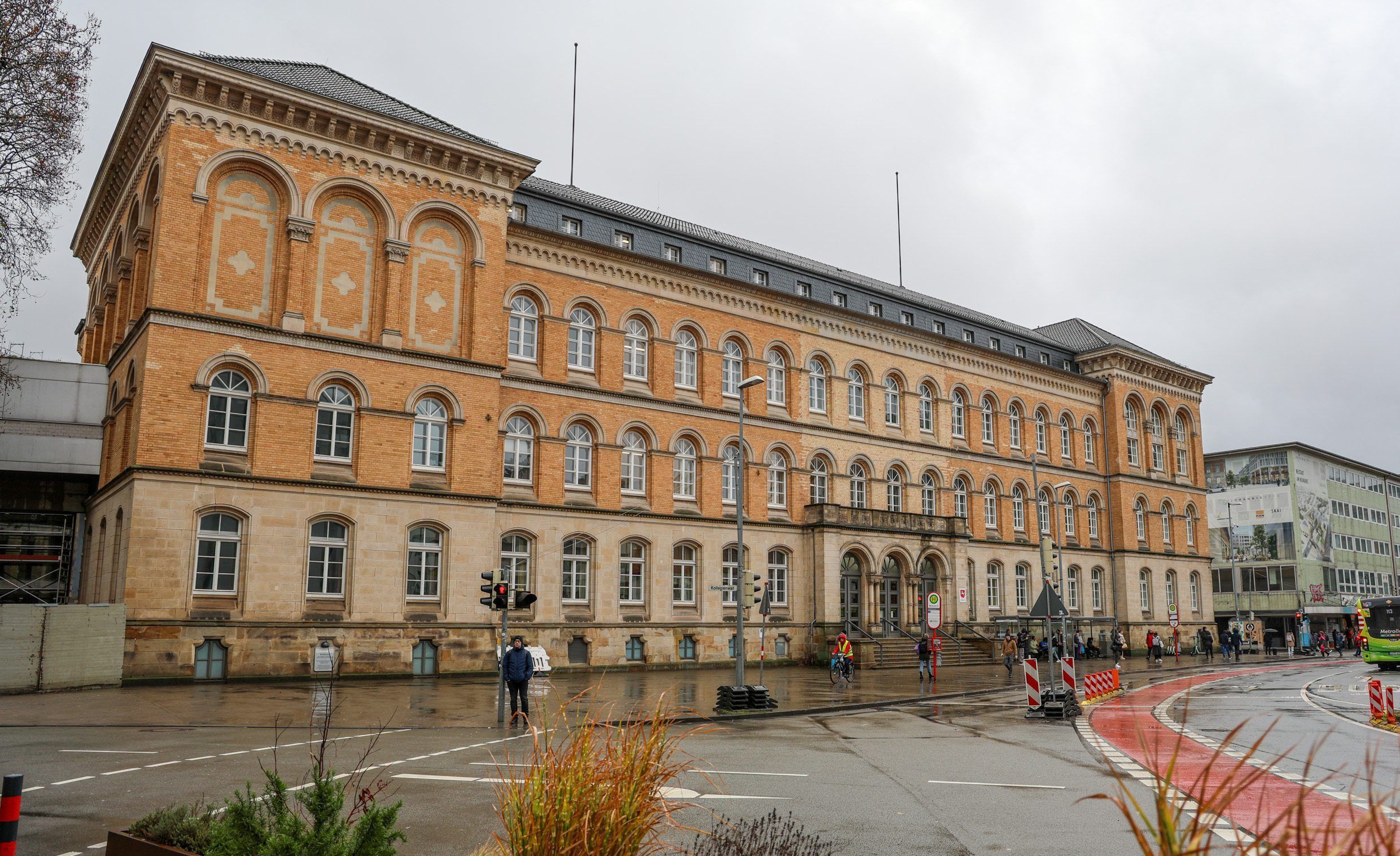 ARCHIV - 11.12.2023, Niedersachsen, Osnabrück: Das Gebäude des Landgerichts Osnabrück. (zu dpa: «Betrunken am Blinddarm operiert - Haftstrafe auf Bewährung») Foto: Focke Strangmann/dpa +++ dpa-Bildfunk +++