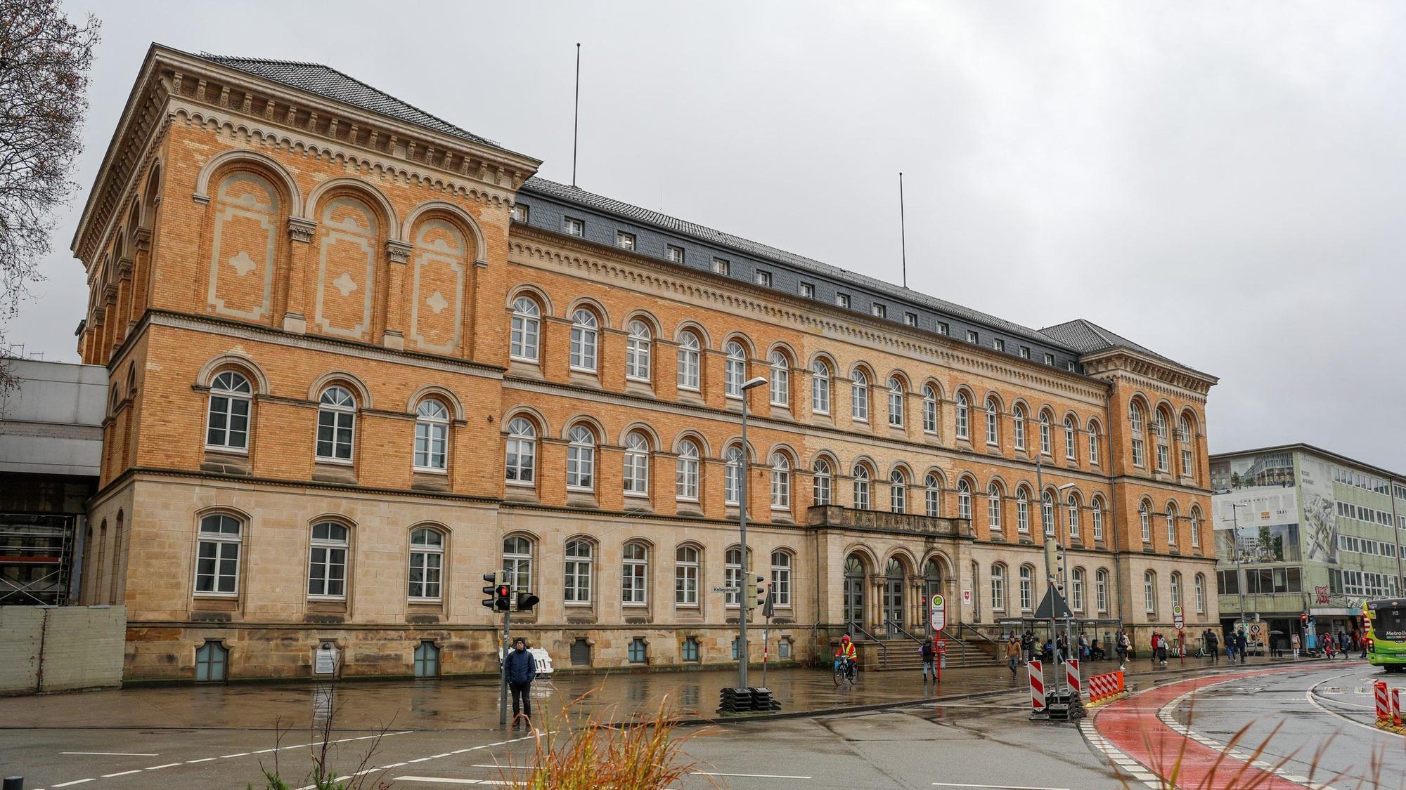 ARCHIV - 11.12.2023, Niedersachsen, Osnabrück: Das Gebäude des Landgerichts Osnabrück. (zu dpa: «Betrunken am Blinddarm operiert - Haftstrafe auf Bewährung») Foto: Focke Strangmann/dpa +++ dpa-Bildfunk +++