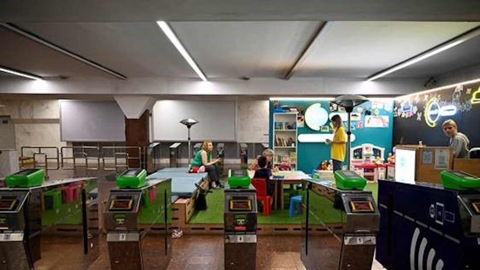 Lernen trotz Luftangriffen: Die provisorische Schule in der Charkiwer U-Bahn-Station Peremoha. Michael Clasen