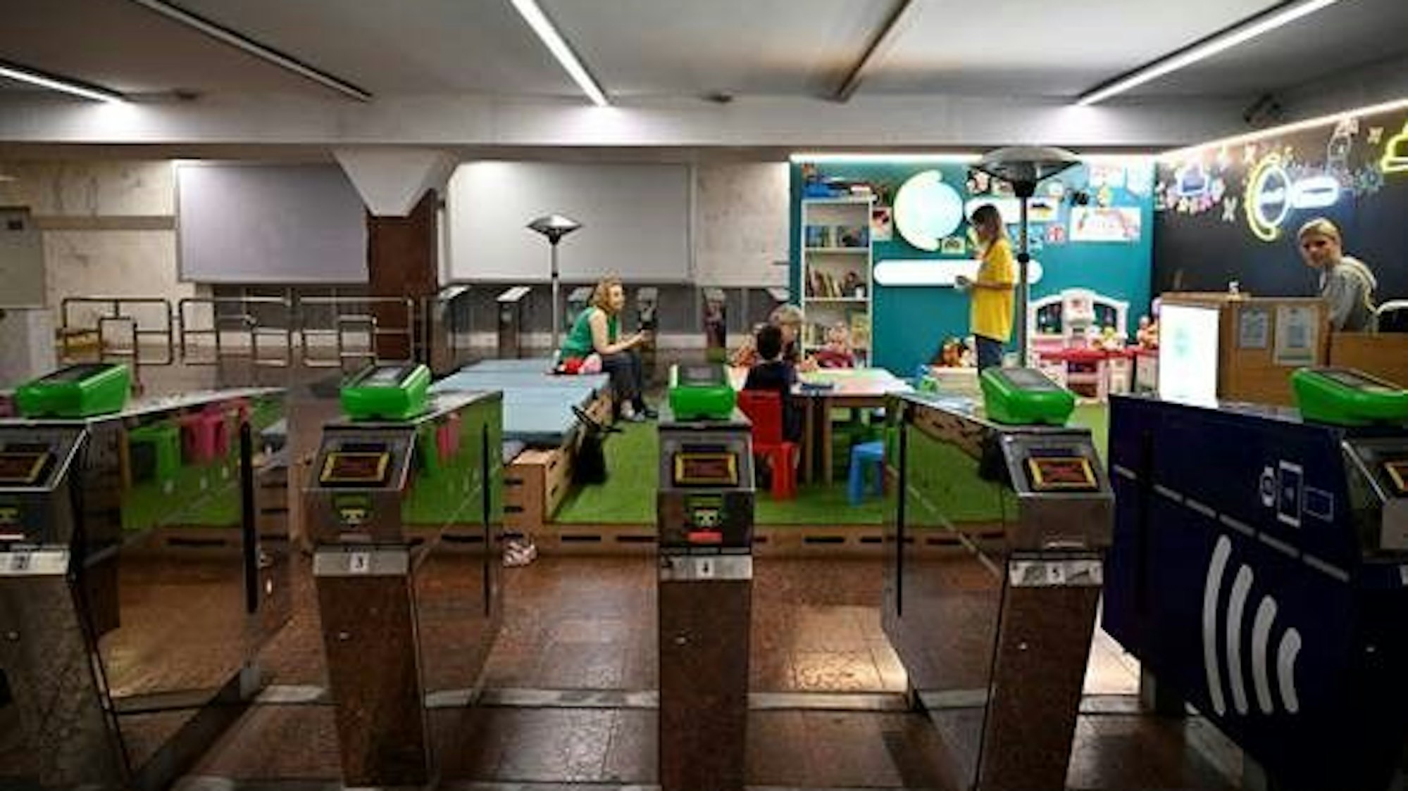 Lernen trotz Luftangriffen: Die provisorische Schule in der Charkiwer U-Bahn-Station Peremoha. Michael Clasen