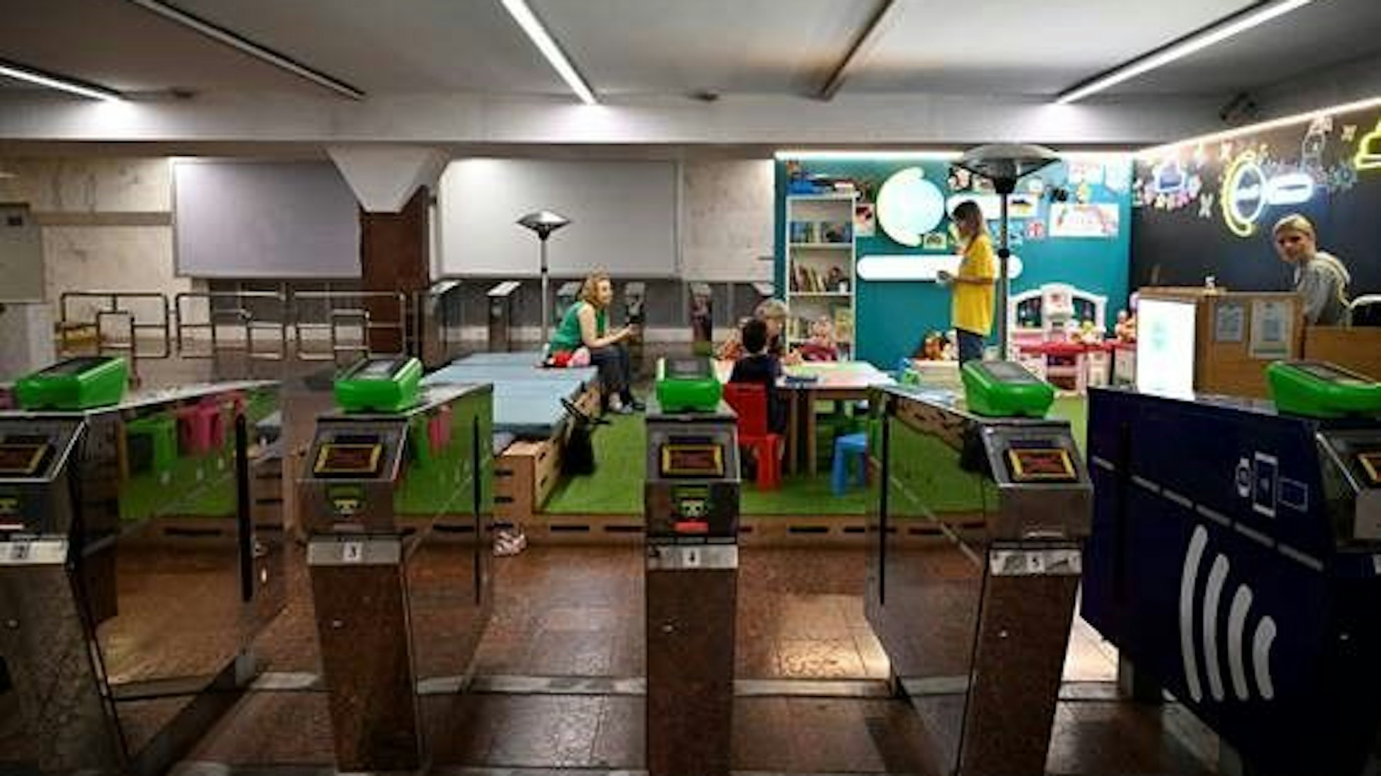 Lernen trotz Luftangriffen: Die provisorische Schule in der Charkiwer U-Bahn-Station Peremoha. Michael Clasen