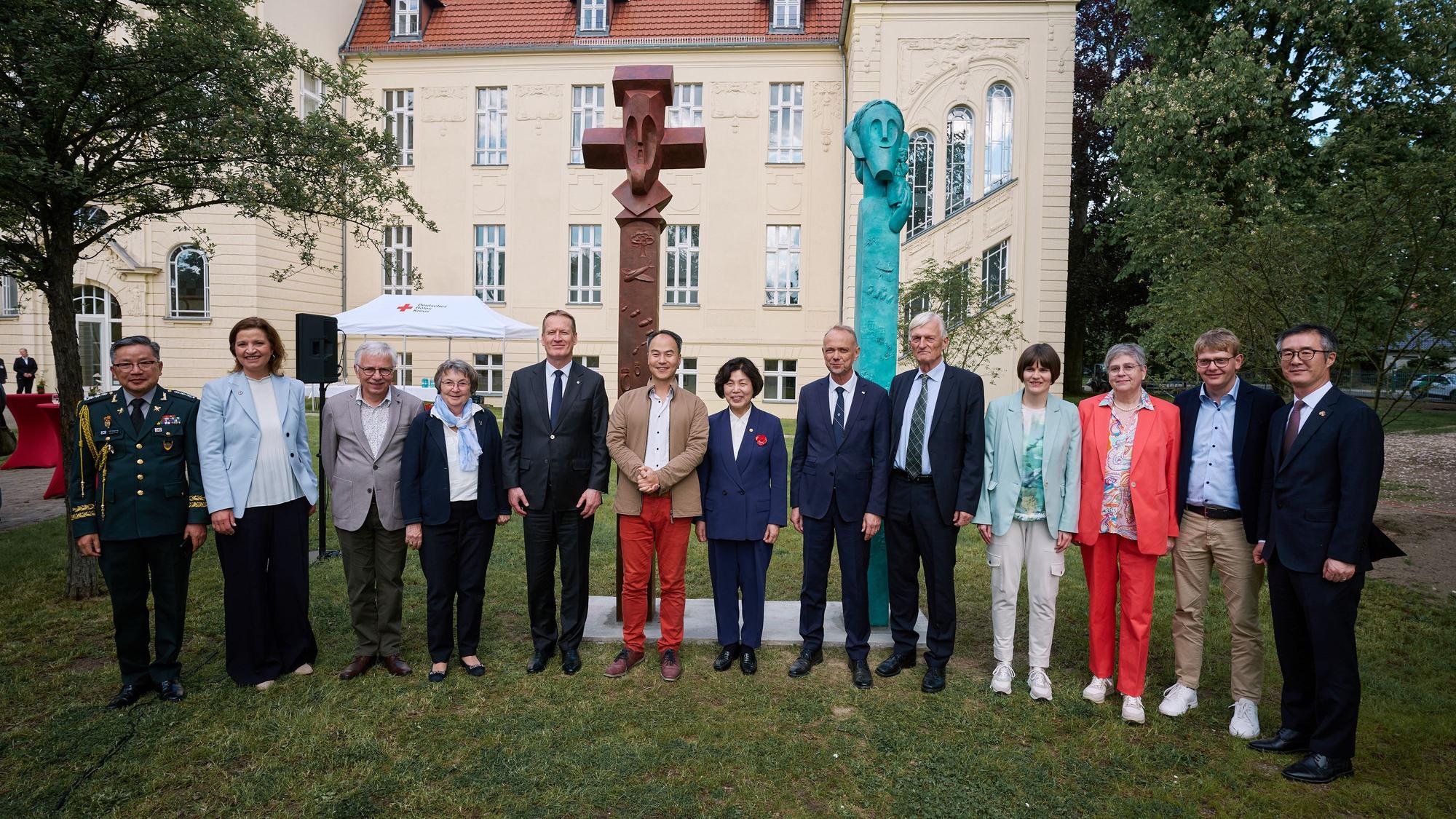 Eine Gruppe vor zwei Stelen.