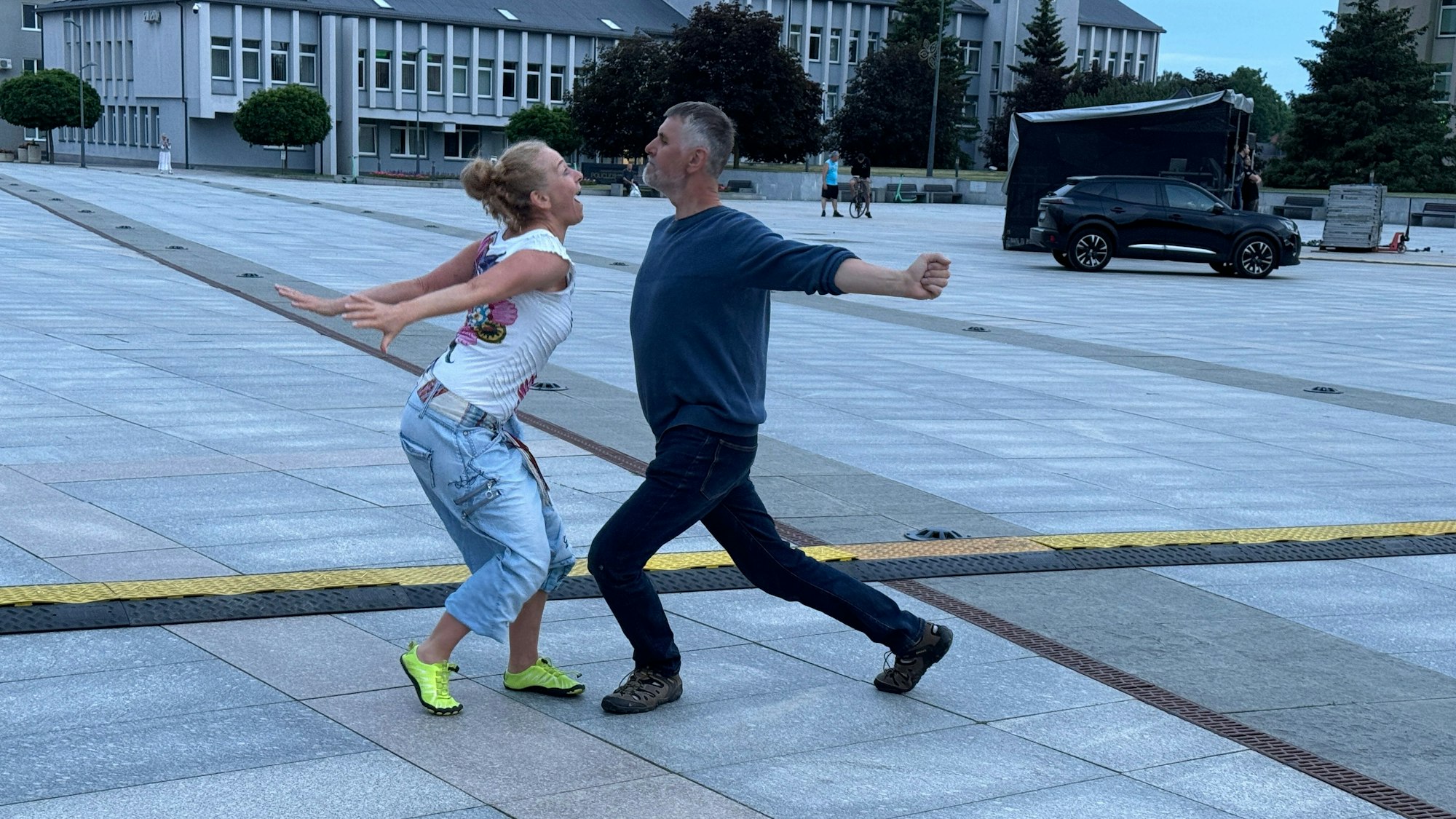 Zwei Künstler aus Deutschland und Litauen beim spontanen Tanz auf einem Platz in Mariampolé.