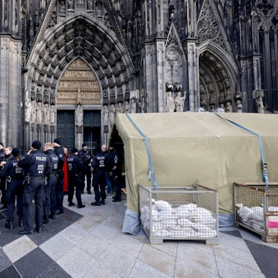 Terroralarm zum Jahreswechsel: Es galten auch am Kölner Dom verstärkte Sicherheitsmaßnahmen nach einer Terrorwarnung vor Weihnachten.