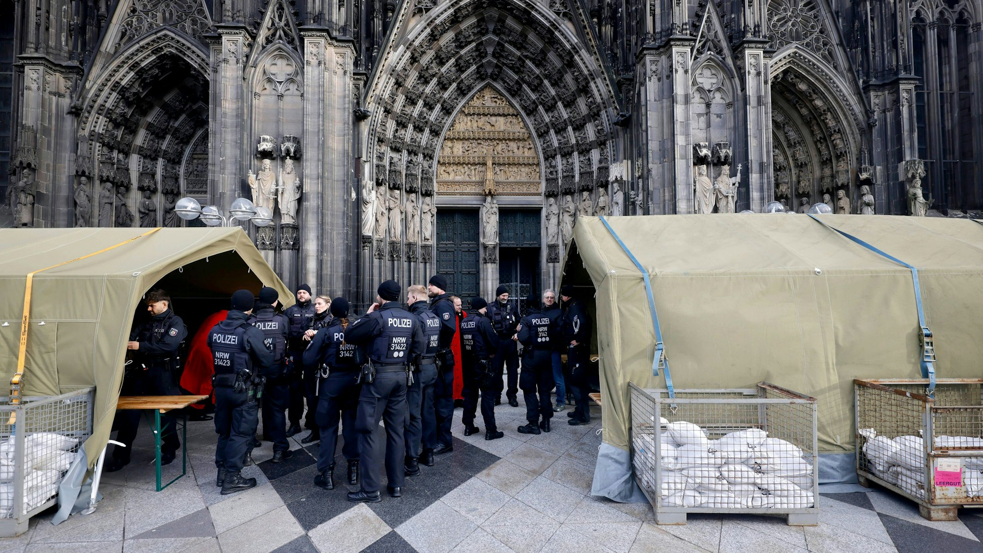 Terroralarm zum Jahreswechsel: Es galten auch am Kölner Dom verstärkte Sicherheitsmaßnahmen nach einer Terrorwarnung vor Weihnachten.