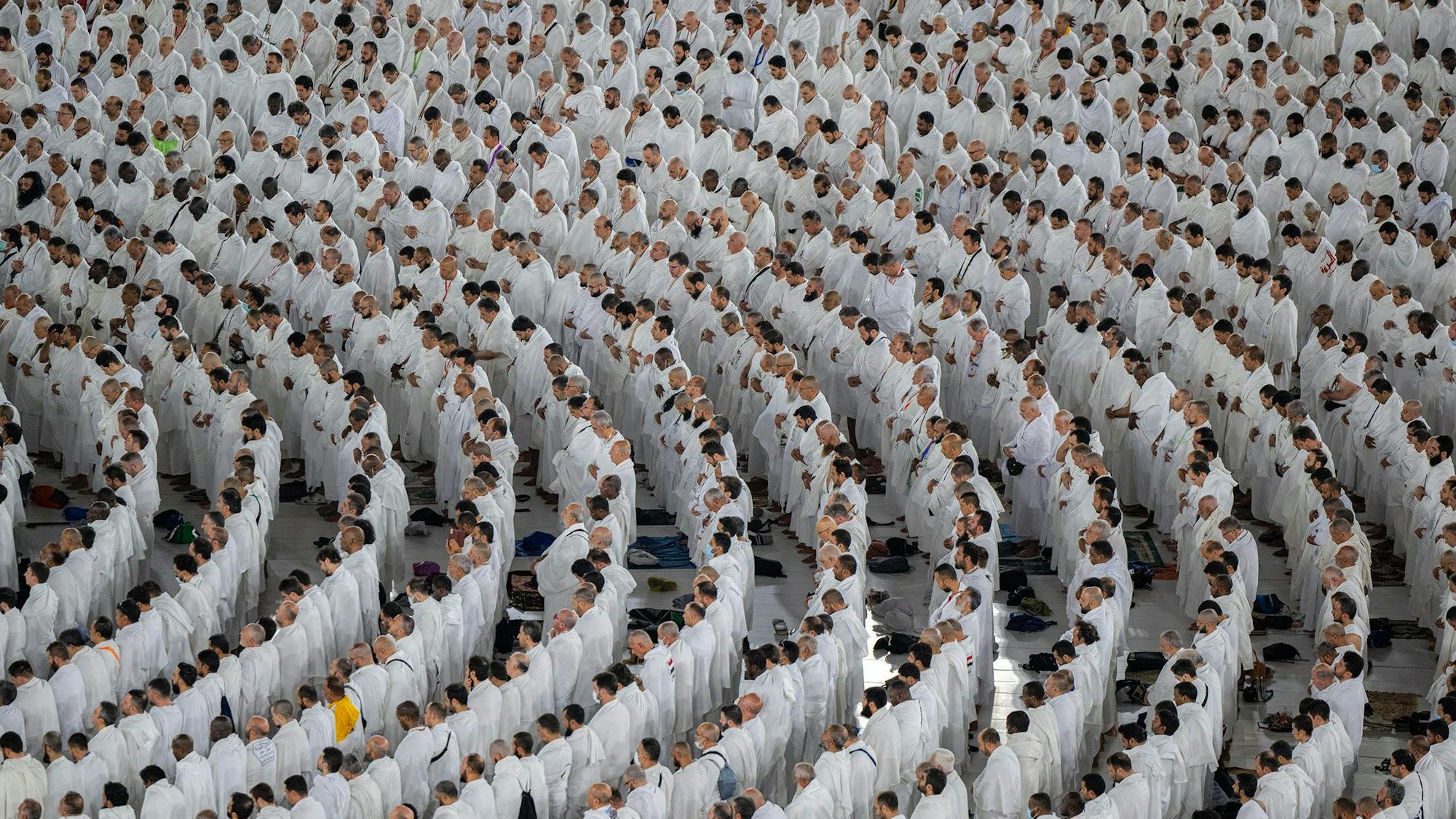 dpatopbilder - 14.06.2024, Saudi-Arabien, Mekka: Muslimische Pilger beten vor der al-Ka'ba zu Beginn der jährlichen Hadsch-Pilgersaison.