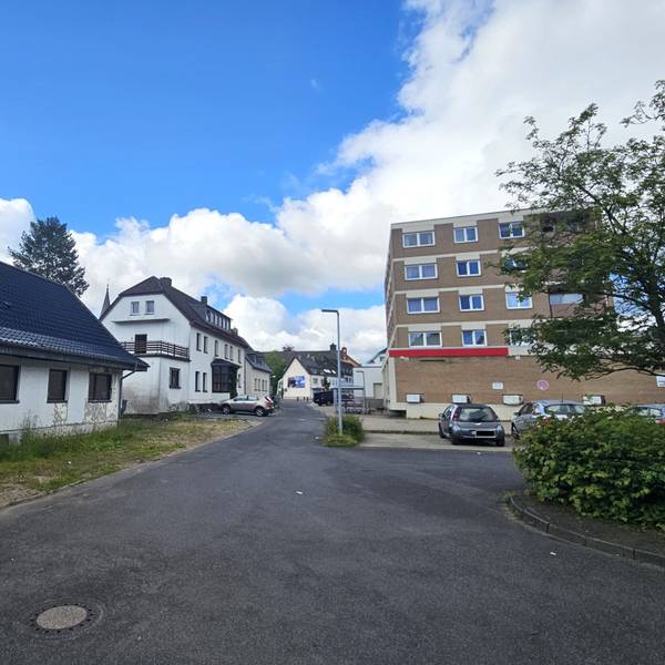 Blick in die Reidtmeisterstraße in Schleiden mit Wohnhäusern auf der linken und den Nahkauf auf der rechten Seite.