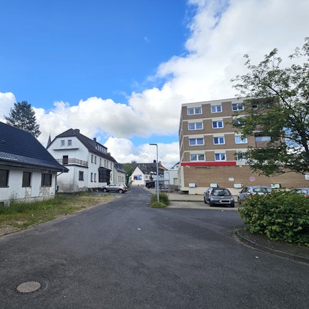 Blick in die Reidtmeisterstraße in Schleiden mit Wohnhäusern auf der linken und den Nahkauf auf der rechten Seite.