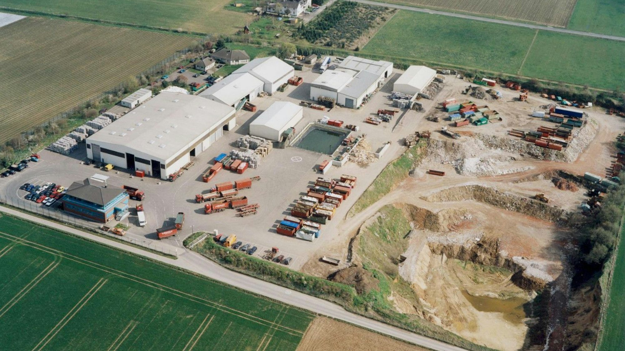 In den 1990ern wurde die Kiesgrube zunehmend voll.