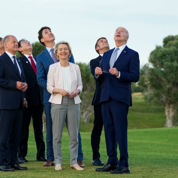 US-Präsident Joe Biden (r.) hat sich während einer Fallschirmspringer-Show im italienisch Borgo Egnazia plötzlich von den anderen Staatschefs entfernt. Italiens Staatspräsidentin Giorgia Meloni musste den US-Präsidenten beim G7-Gipfel wieder zurückholen.